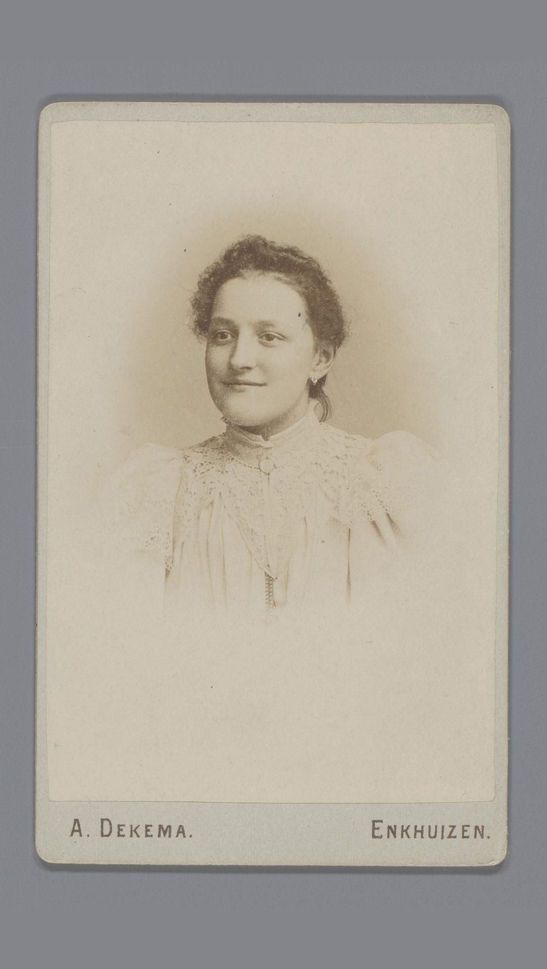 Portret van een onbekende jonge vrouw by Albert Dekema