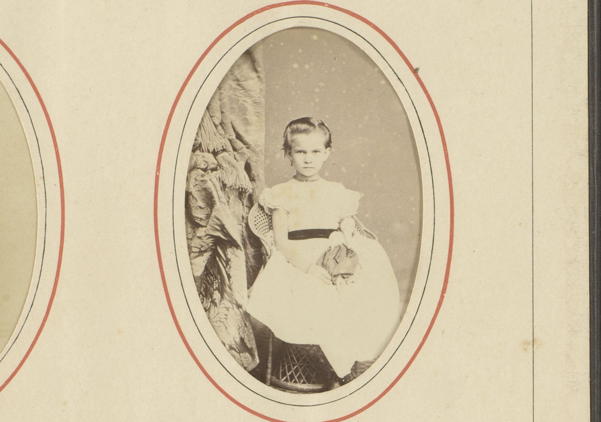 Portret van een onbekend meisje by Woodbury & Page