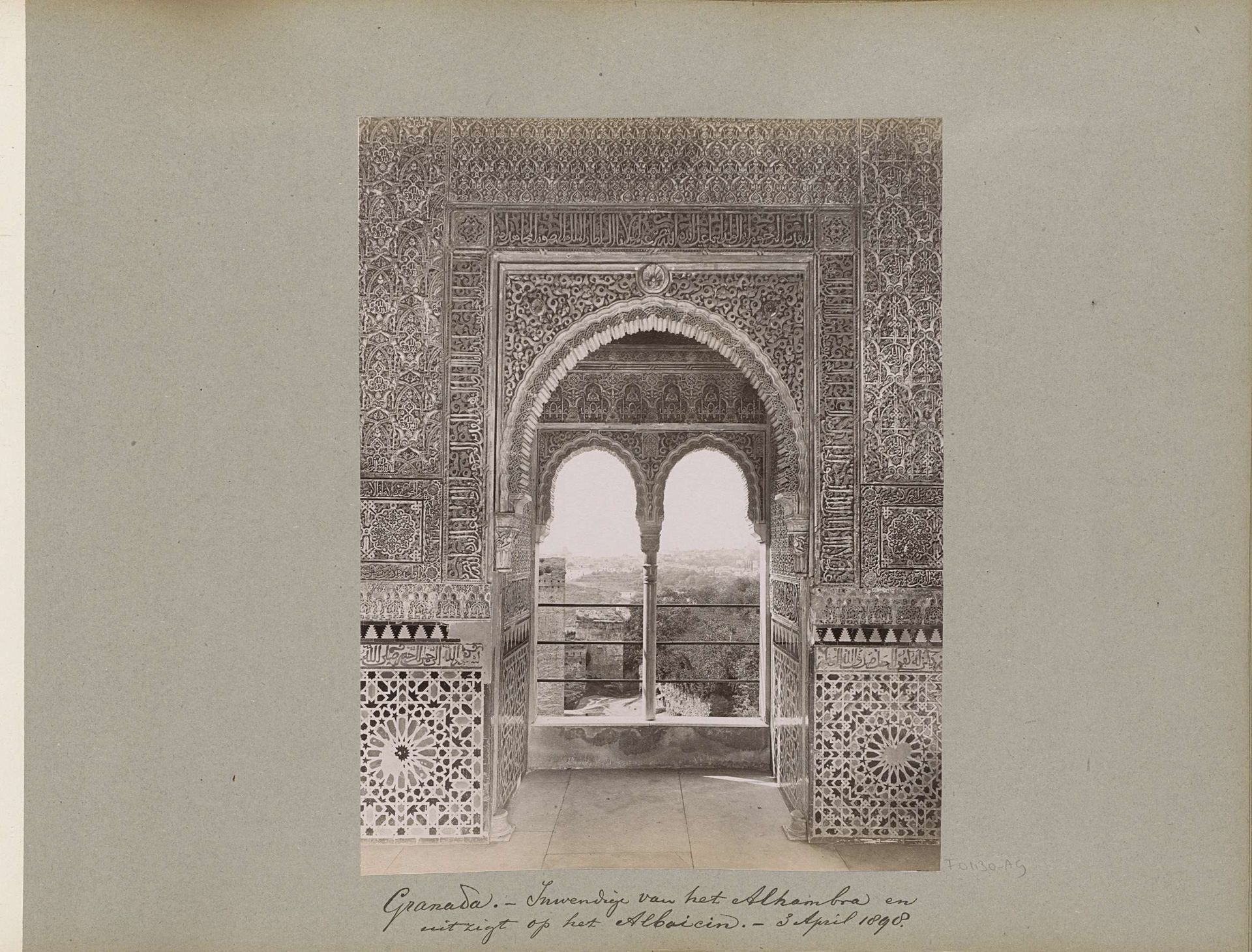 Ruimte in het Alhambra met uitzicht op de wijk Albaicín in Granada by Rafael Garzón