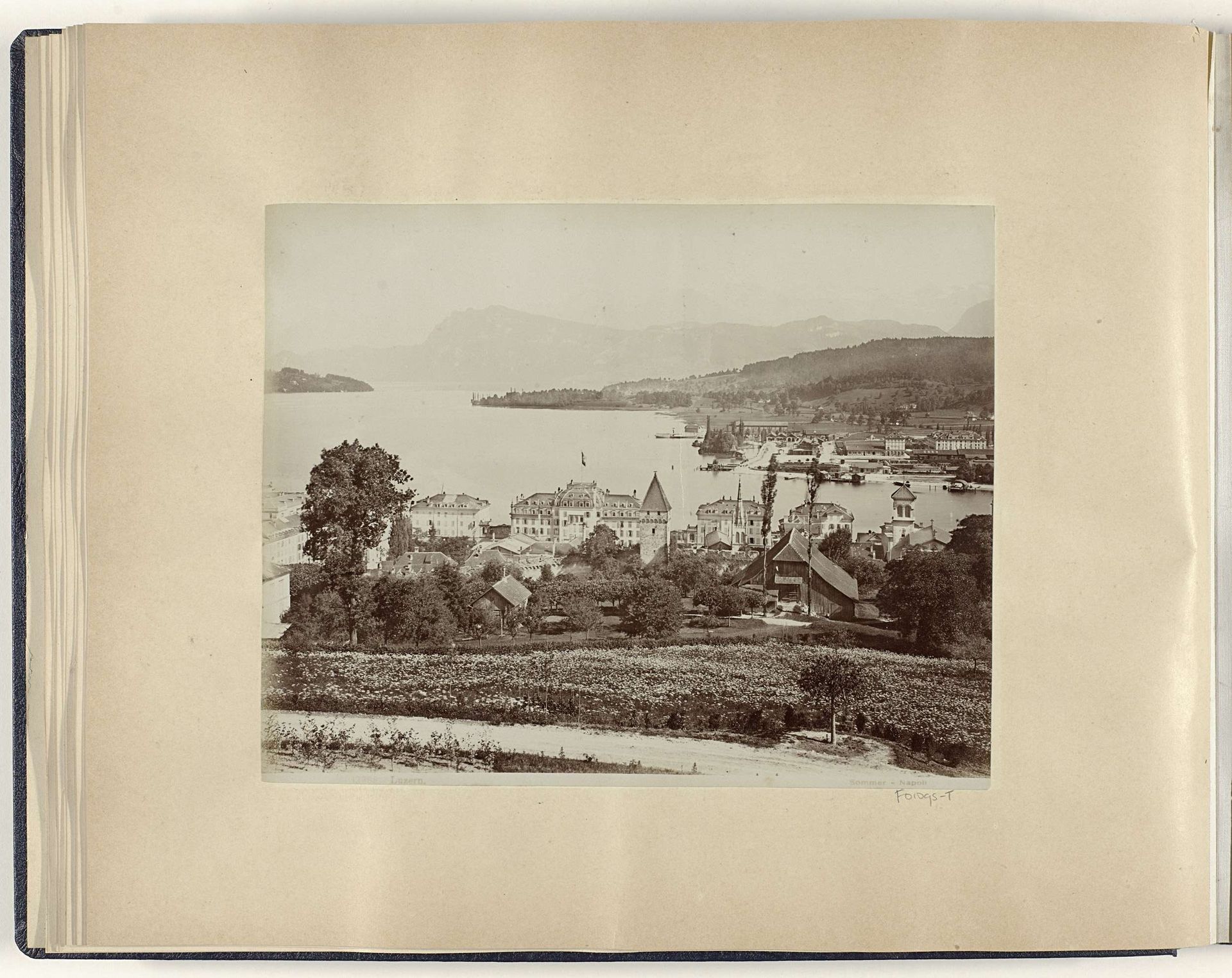 Gezicht op Luzern en het Vierwoudstrekenmeer by Giorgio Sommer