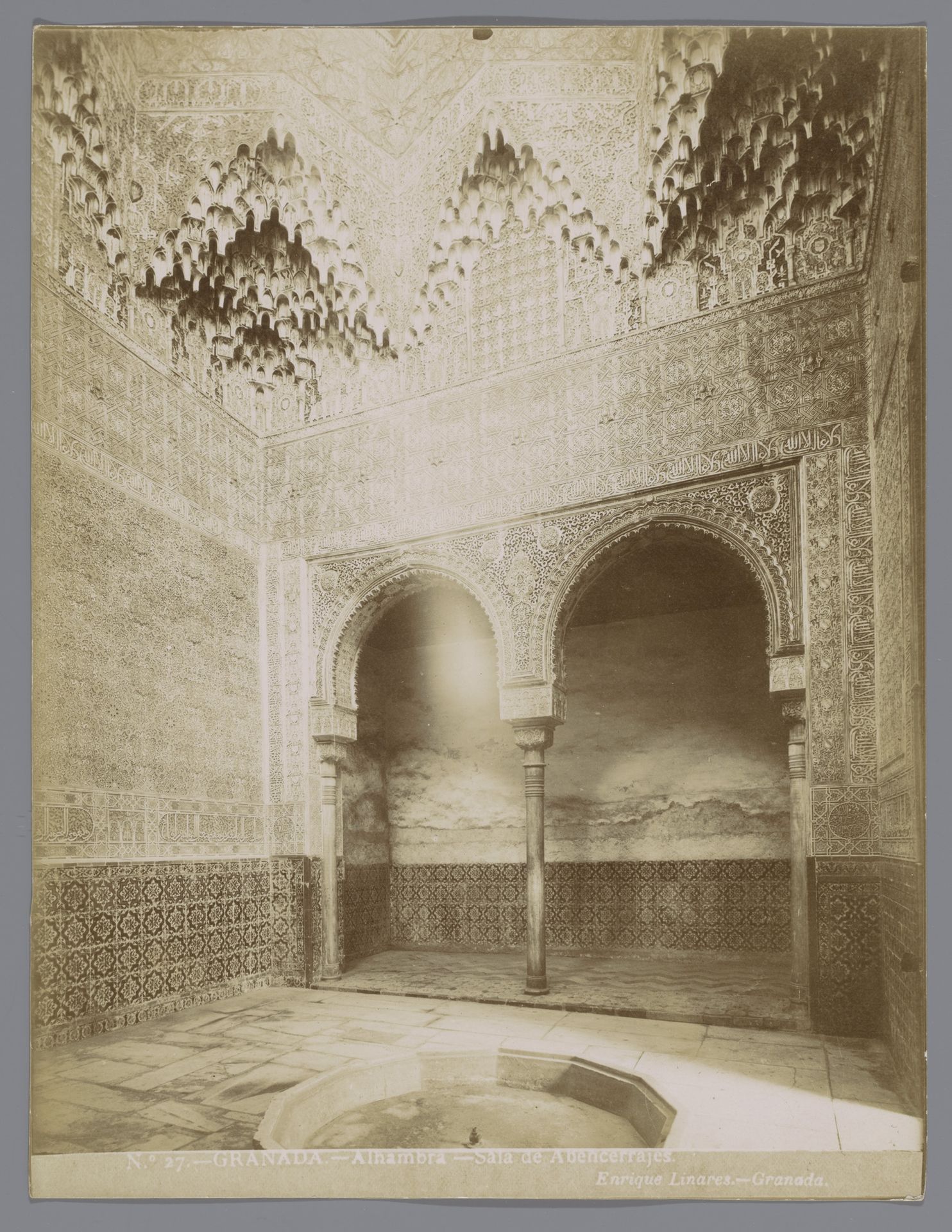Sala de los Abencerrajes in het Alhambra van Granada by Enrique Linares