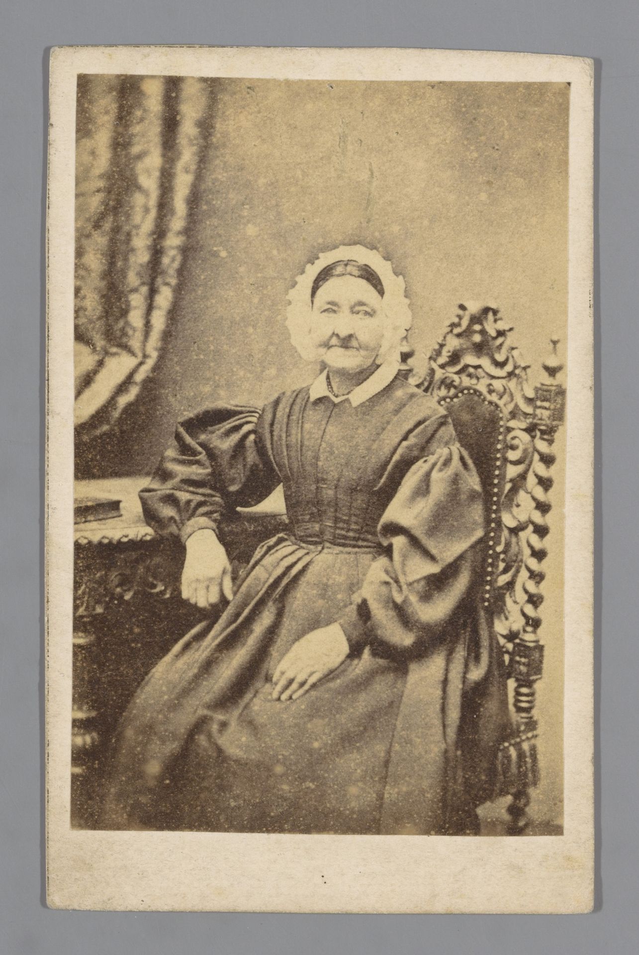 Portret van een onbekende vrouw by Engelsch Photographisch Etablissement