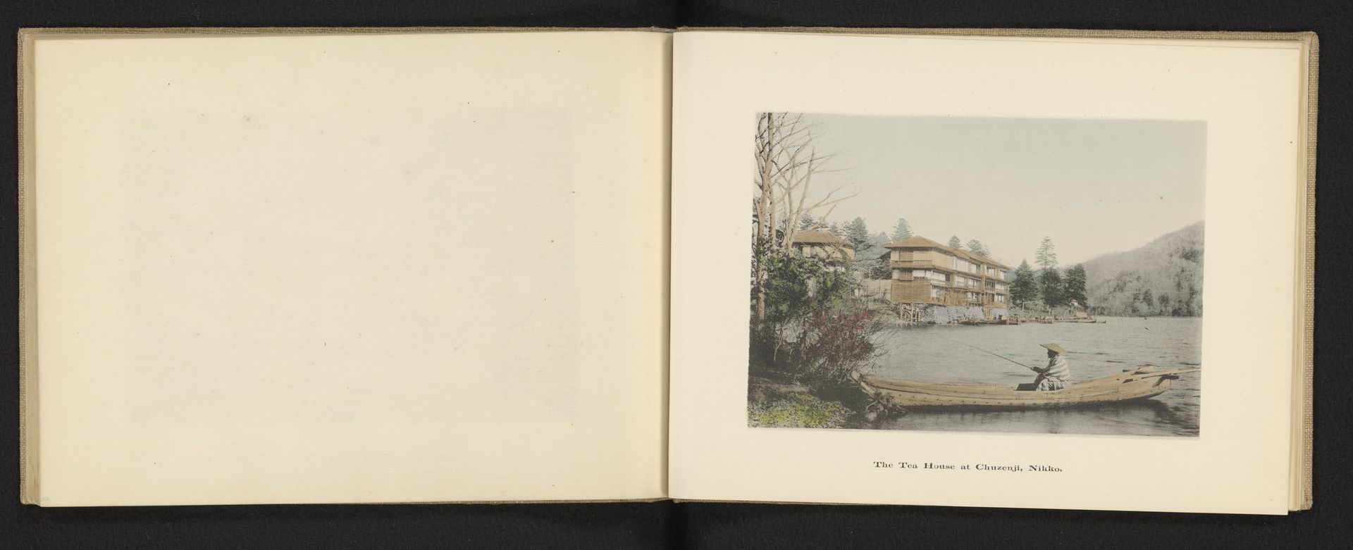Gezicht op een theehuis aan het Chūzenjimeer in Nikko by Kōzaburō Tamamura