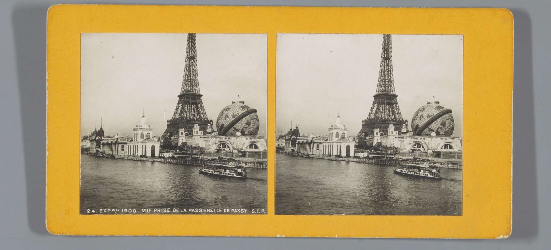 Eiffeltoren en andere gebouwen van de Wereldtentoonstelling van 1900 langs de oever van de Seine by Anonymous