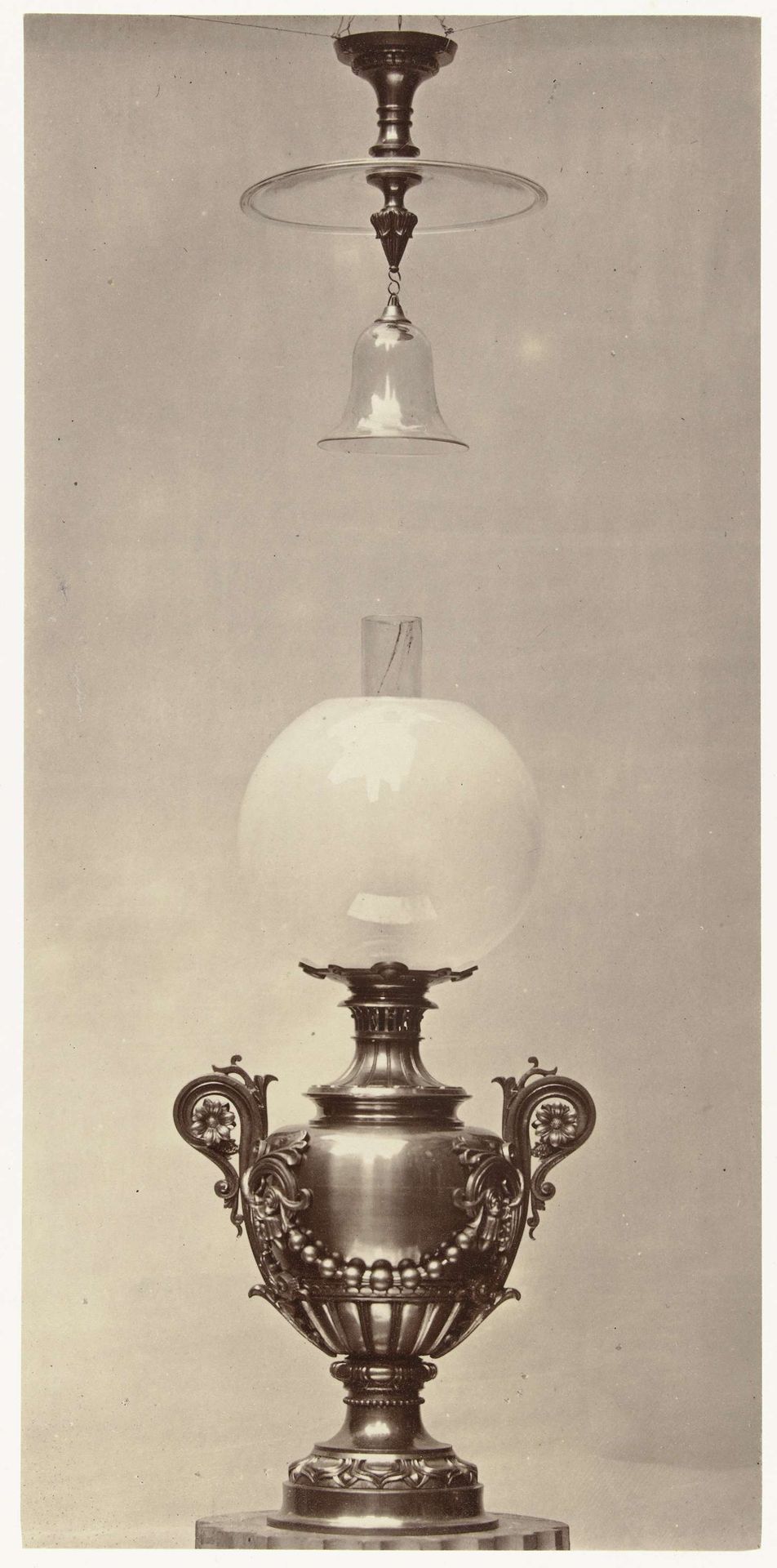 Olielamp met een glazenbol waarboven een rookglas hangt by Louis-Emile Durandelle
