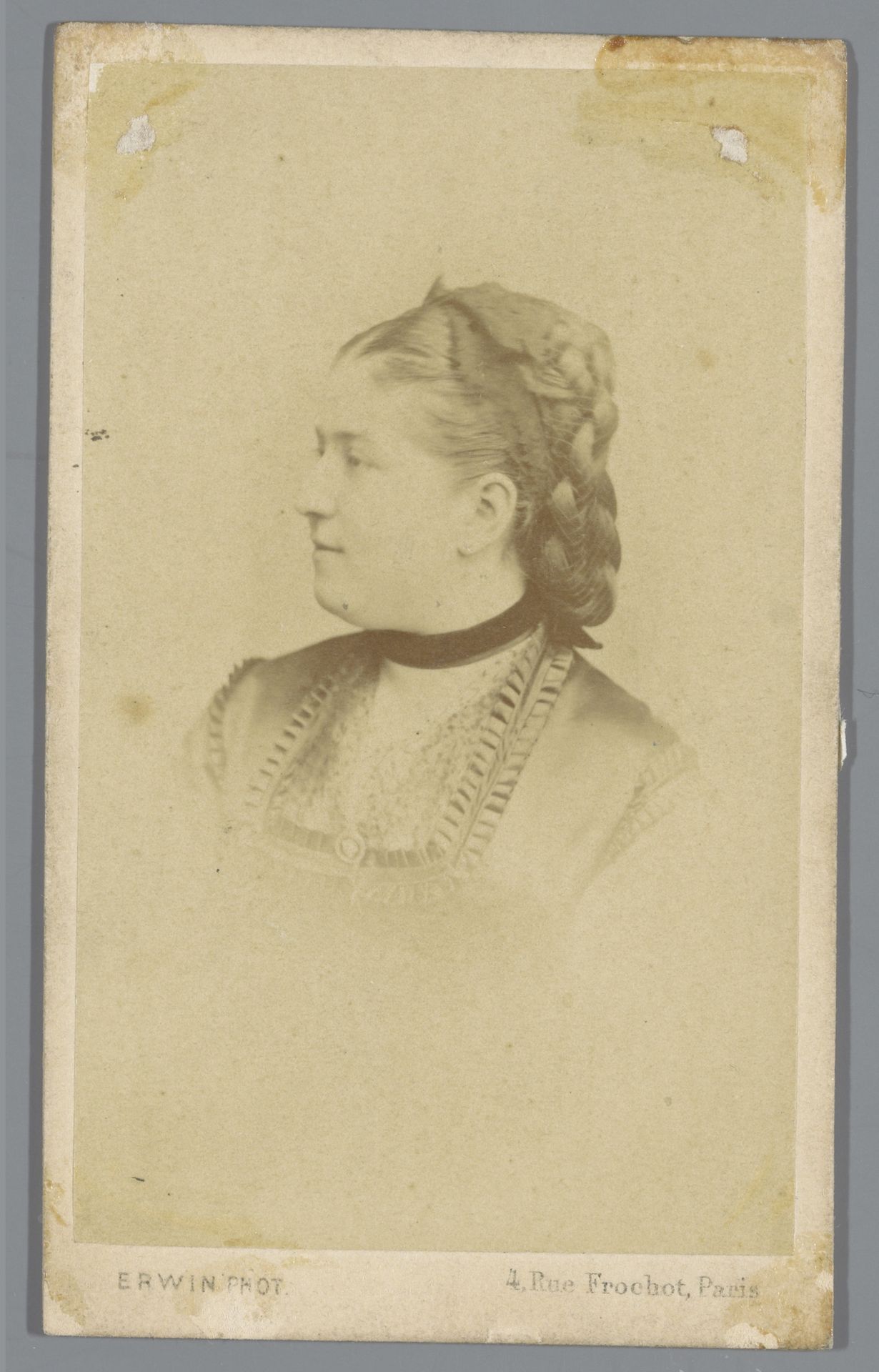 Portret van een onbekende vrouw by Erwin Hanfstaengl