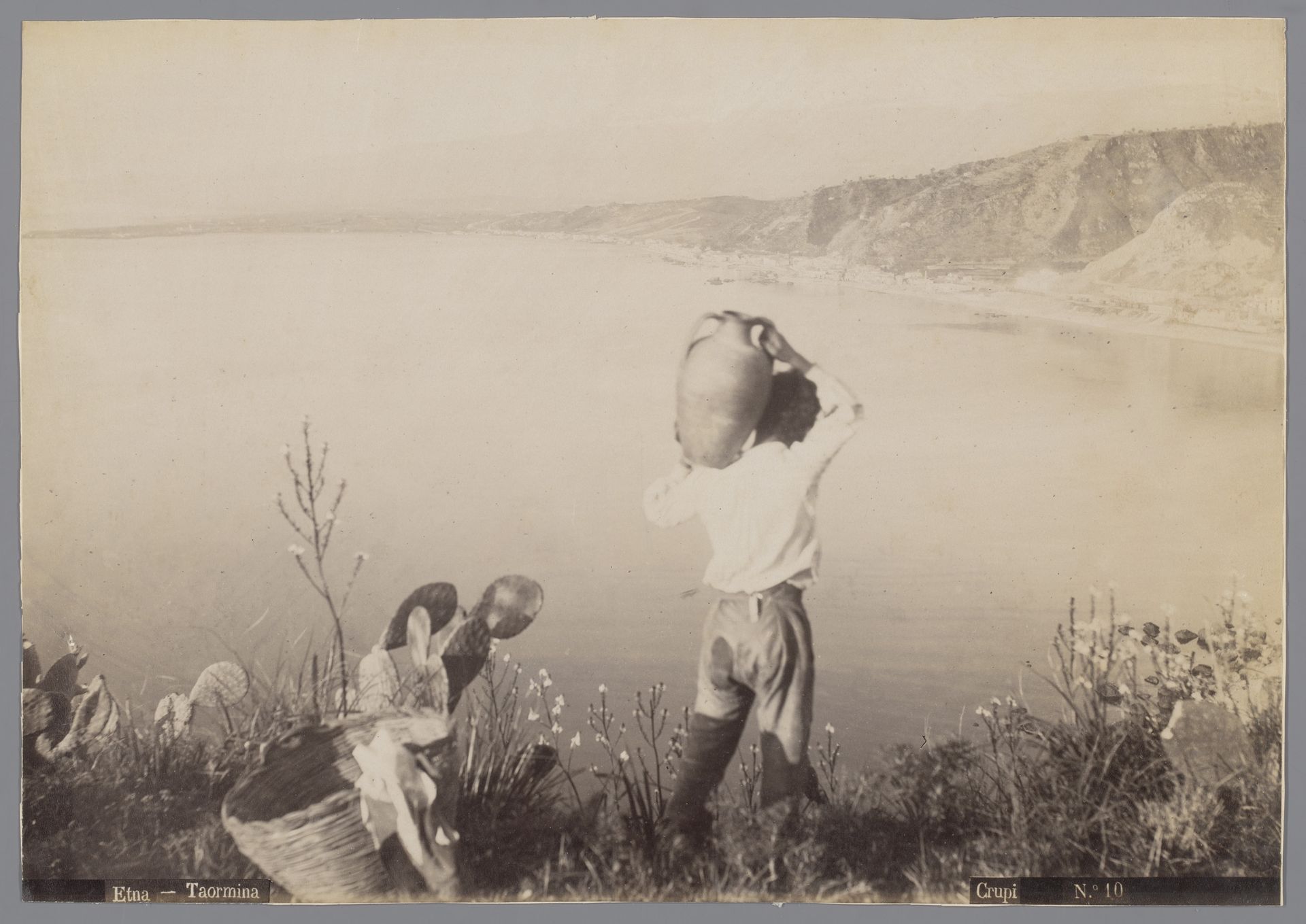 Man met een kruik op zijn rug, staande aan de baai van Sicilië, Italië by Giovanni Crupi