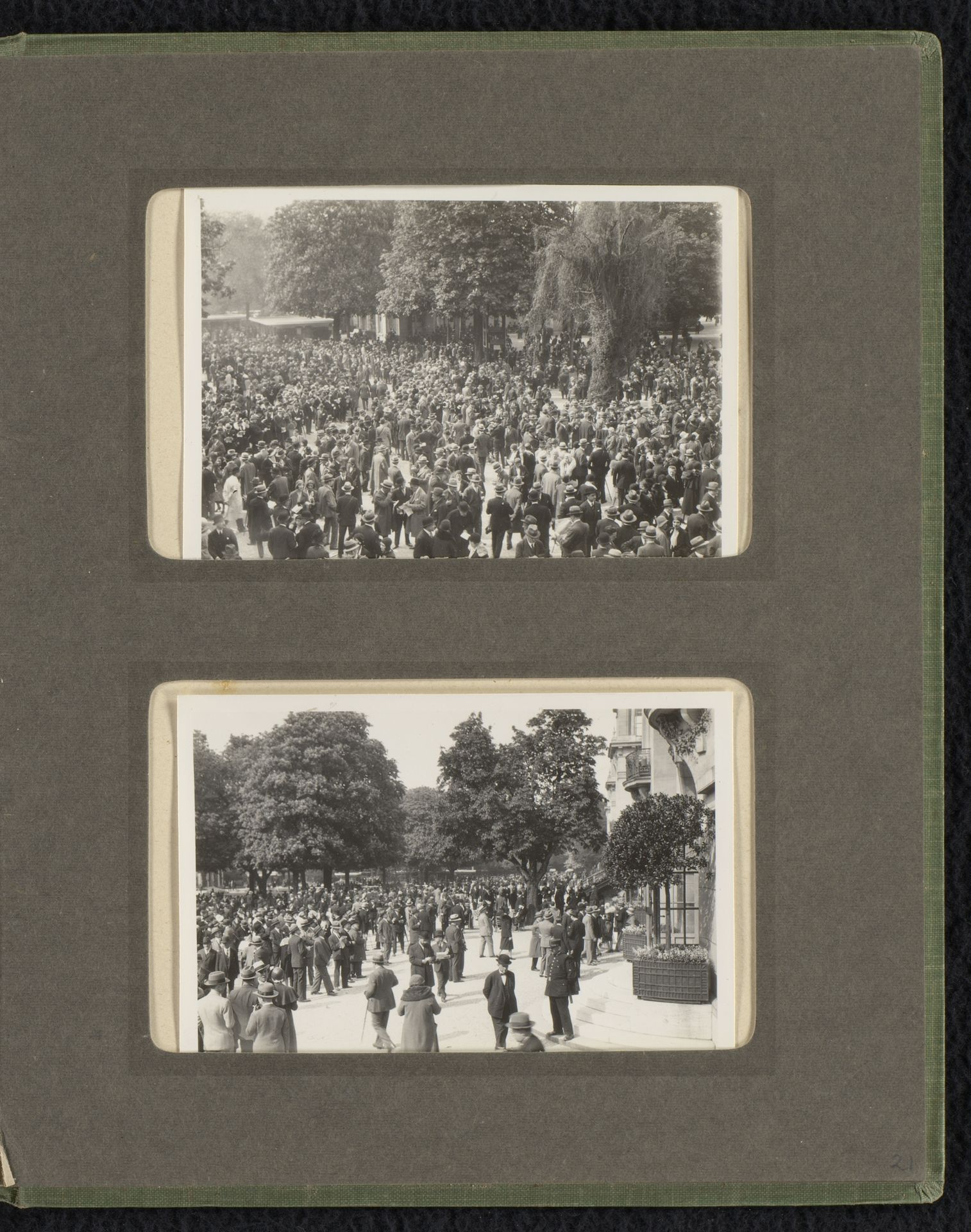 Twee foto's van mensenmassa's op het terrein van het Hippodrome de Longchamp by Frank Willem van den (1912-1998) Berg