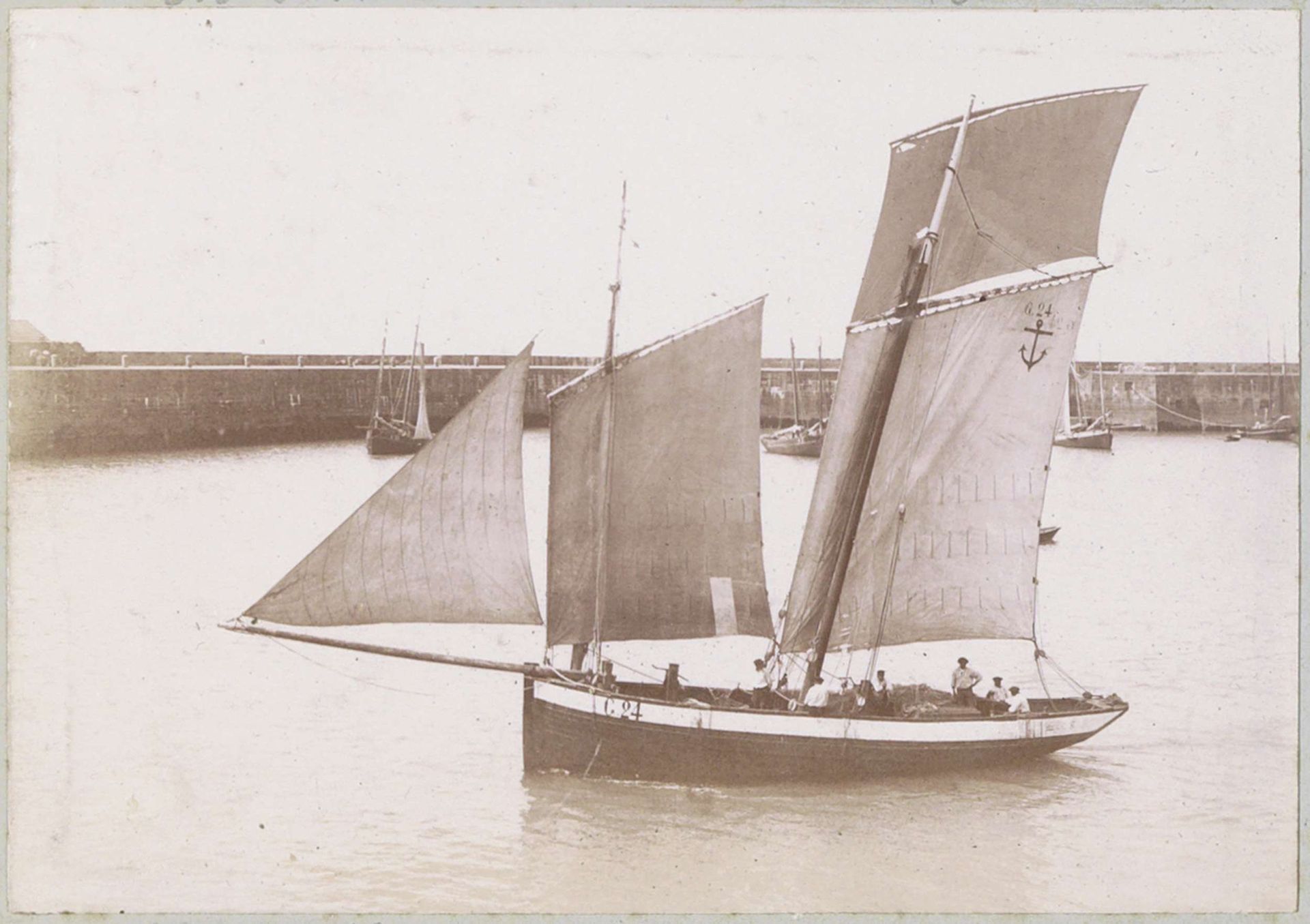 Zeilboot in de haven van Granville by Delizy