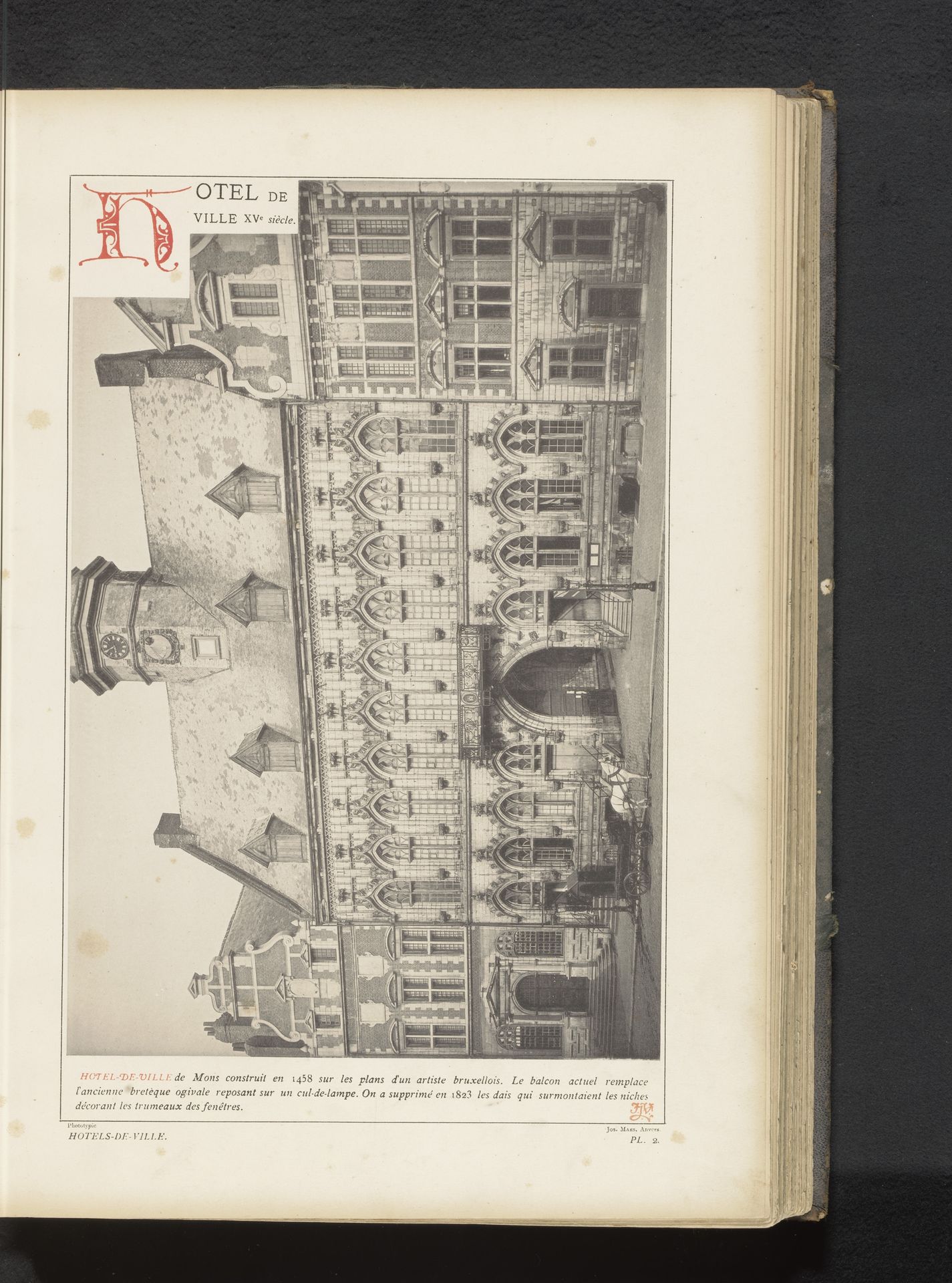 Gezicht op het stadhuis van Mons, België by Anonymous