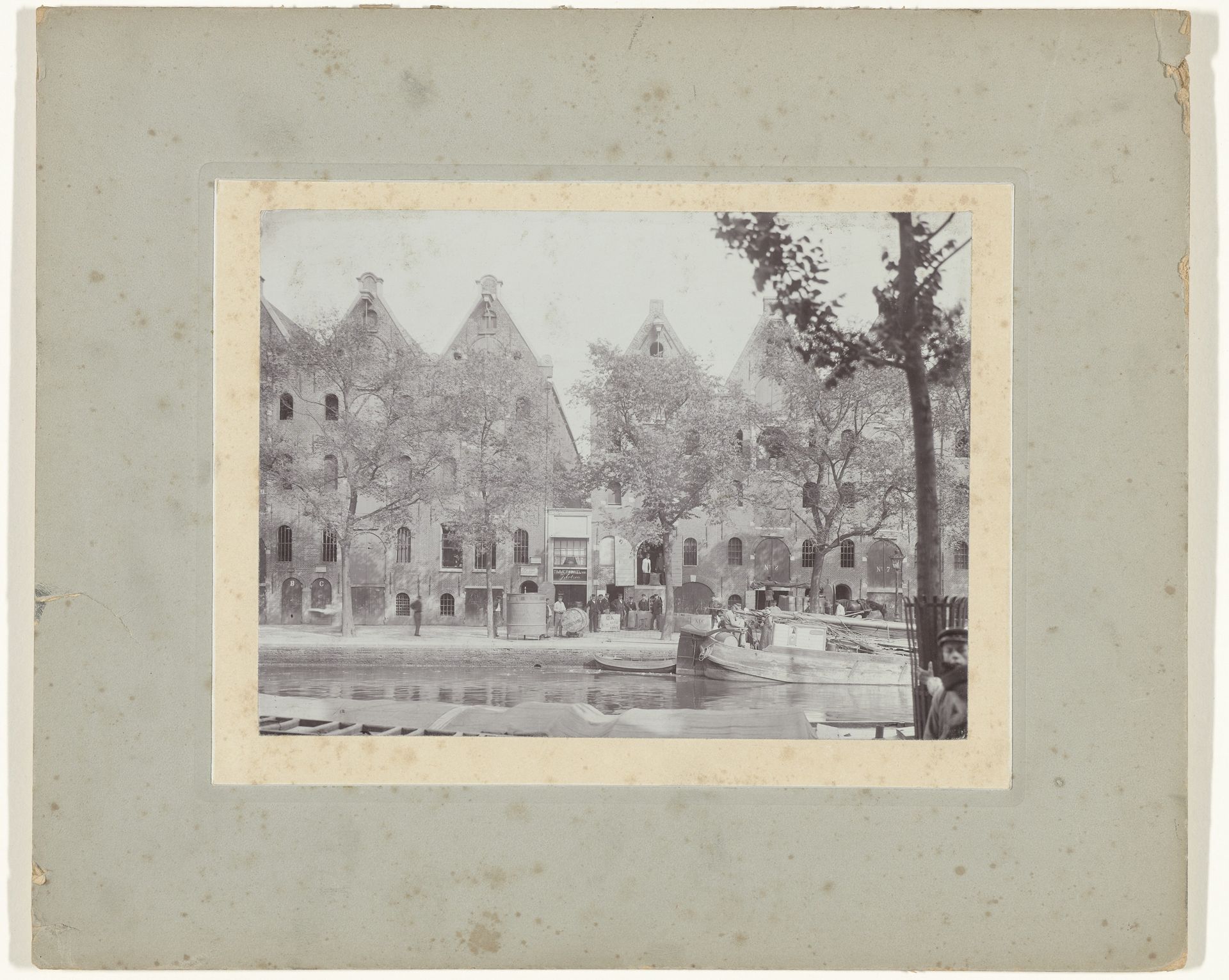 Gezicht op pakhuizen aan de Prinsengracht te Amsterdam by Nicolaas Schuitvlot