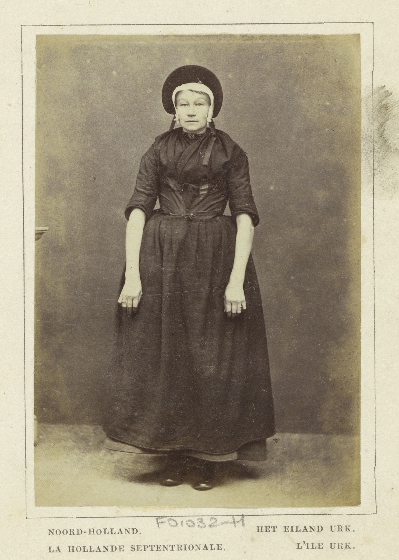 Portret een onbekende vrouw in klederdracht van Urk, Flevoland by Andries Jager