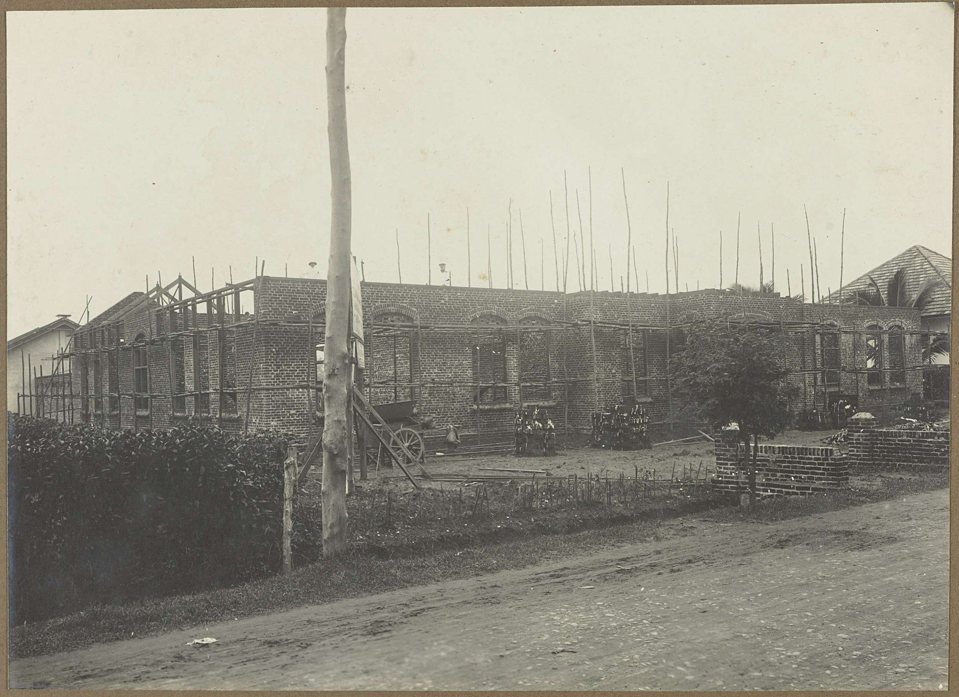 Bouw van het Kinderhuis van het Leger des Heils by Anonymous