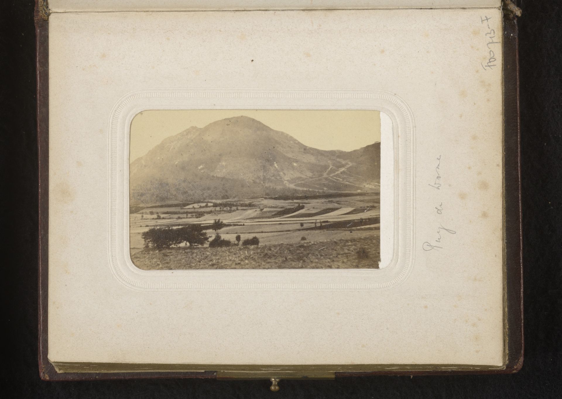 Landschap in Puy-de-Dôme, Frankrijk by Jean Baptiste Berubet