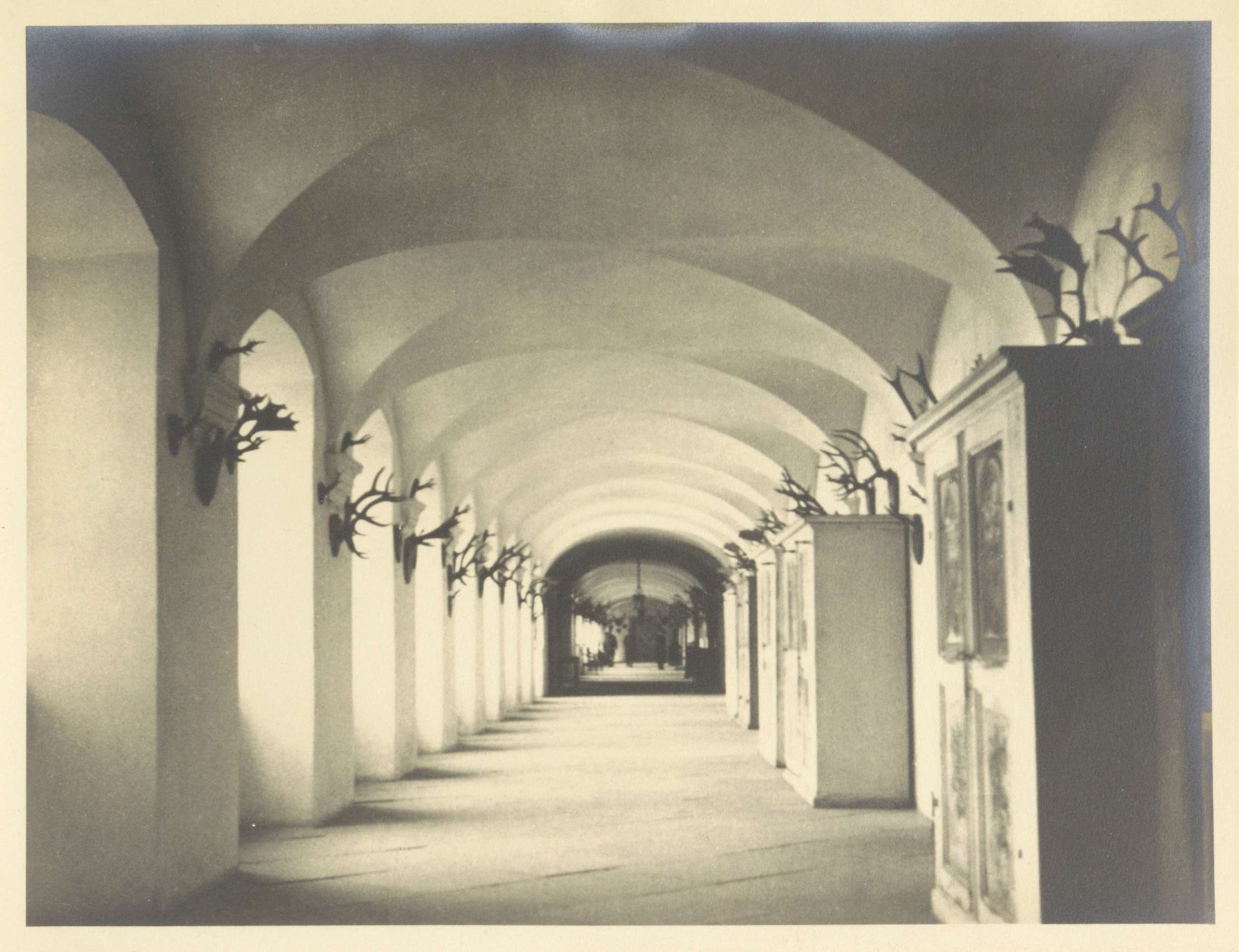 Gang met geweien in één van de gebouwen van Schule Schloss Salem by Anonymous