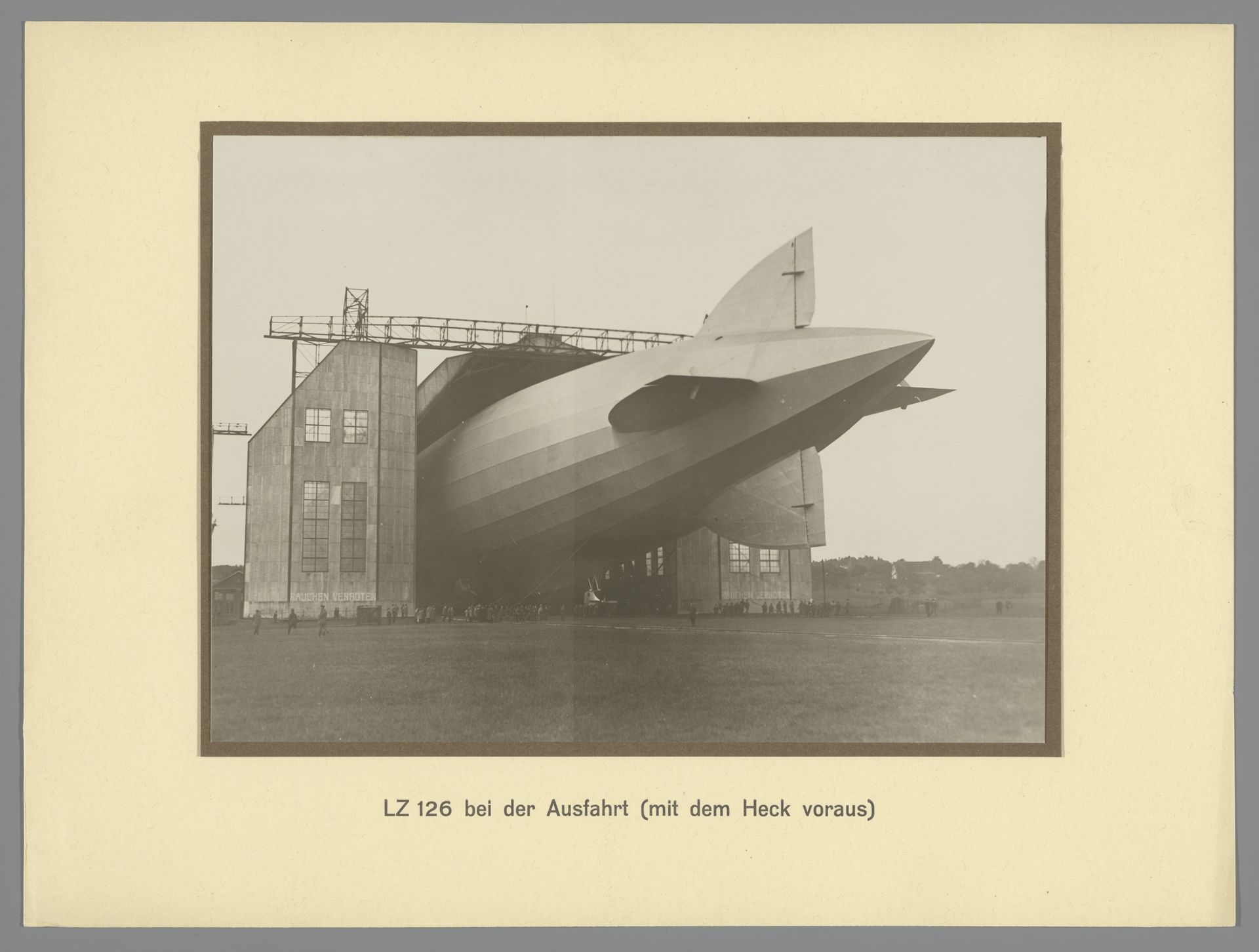 De zeppelin achterwaarts uit de hangar gemanoevureerd by Anonymous
