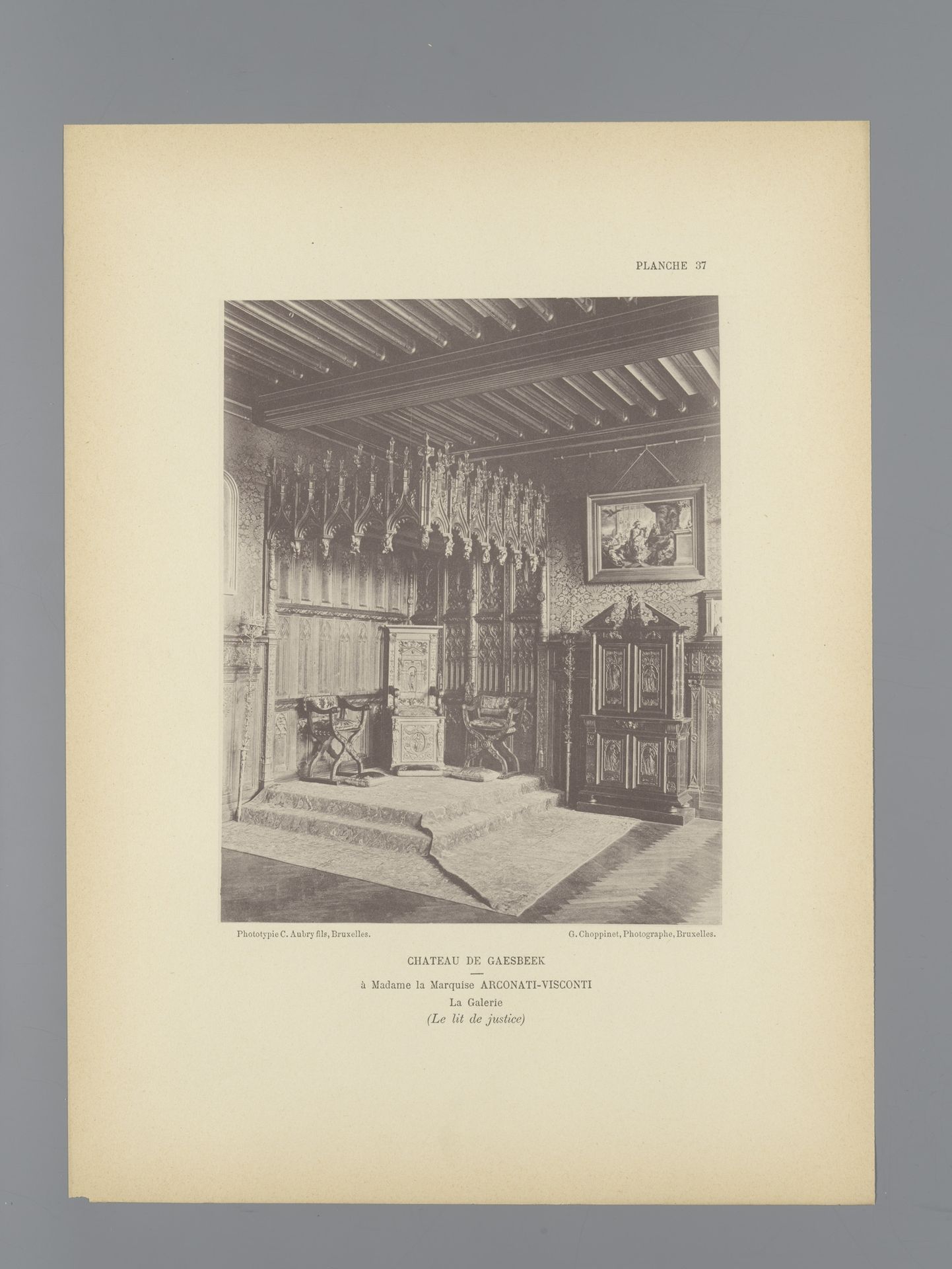 Gezicht op een deel van een zaal voor rechtspraak in het Kasteel van Gaasbeek, België by G. Choppinet