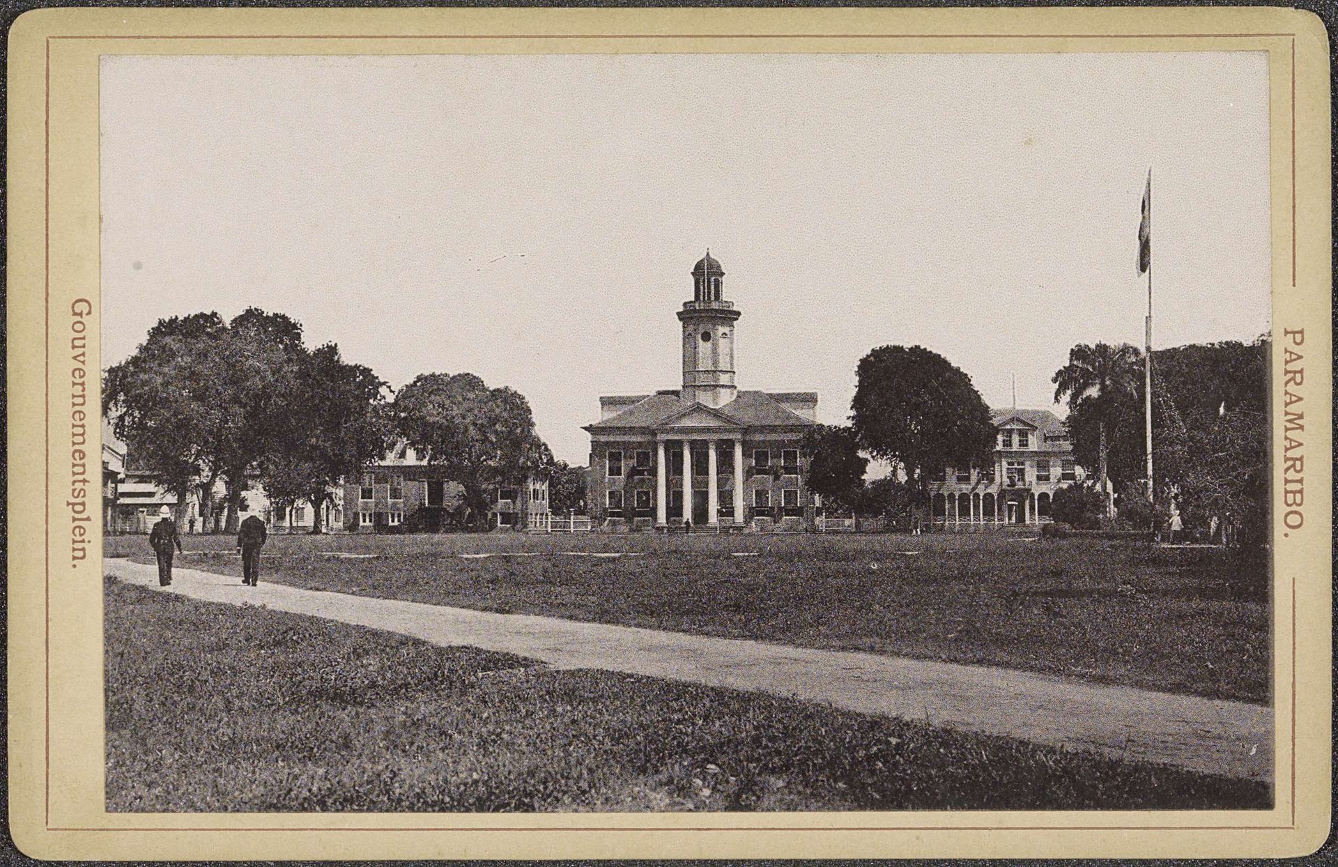 Gezicht op het Gouvernementsplein in Paramaribo by Eugen Klein