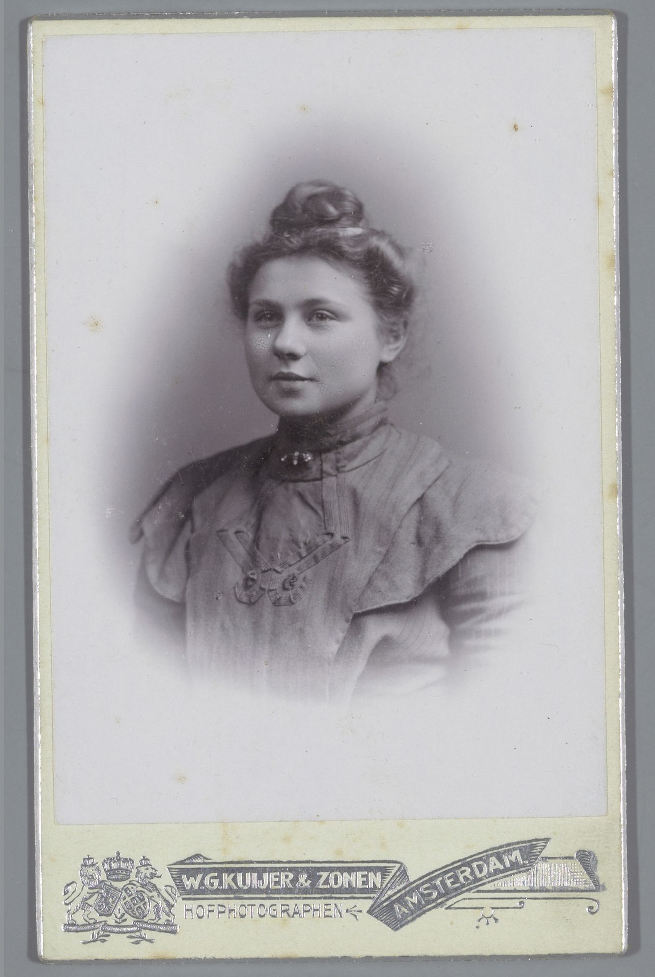 Portret van een onbekende vrouw by W.G. Kuijer & Zonen