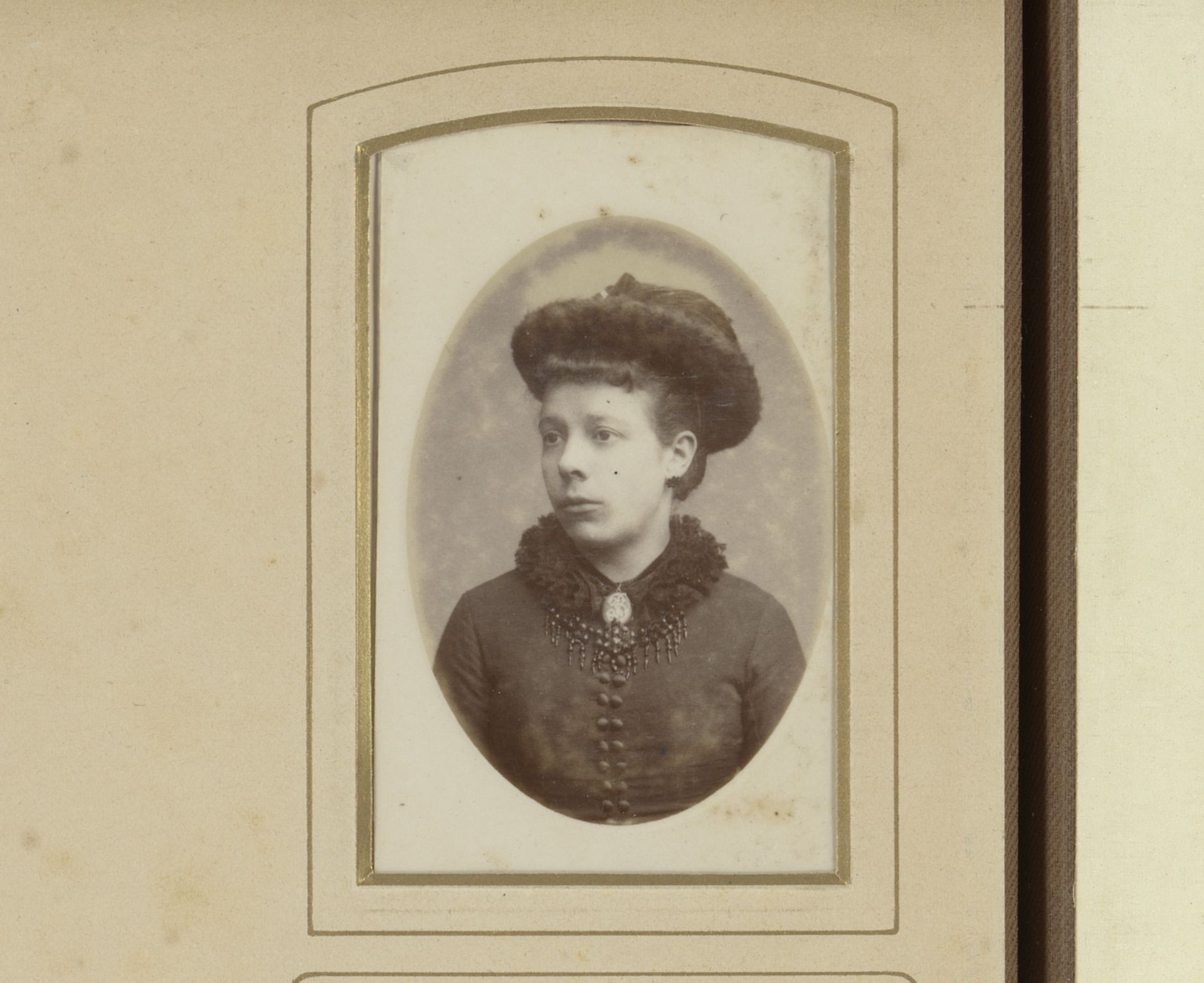 Portret van een jonge vrouw met halssieraad by J. Van Crewel Jeune