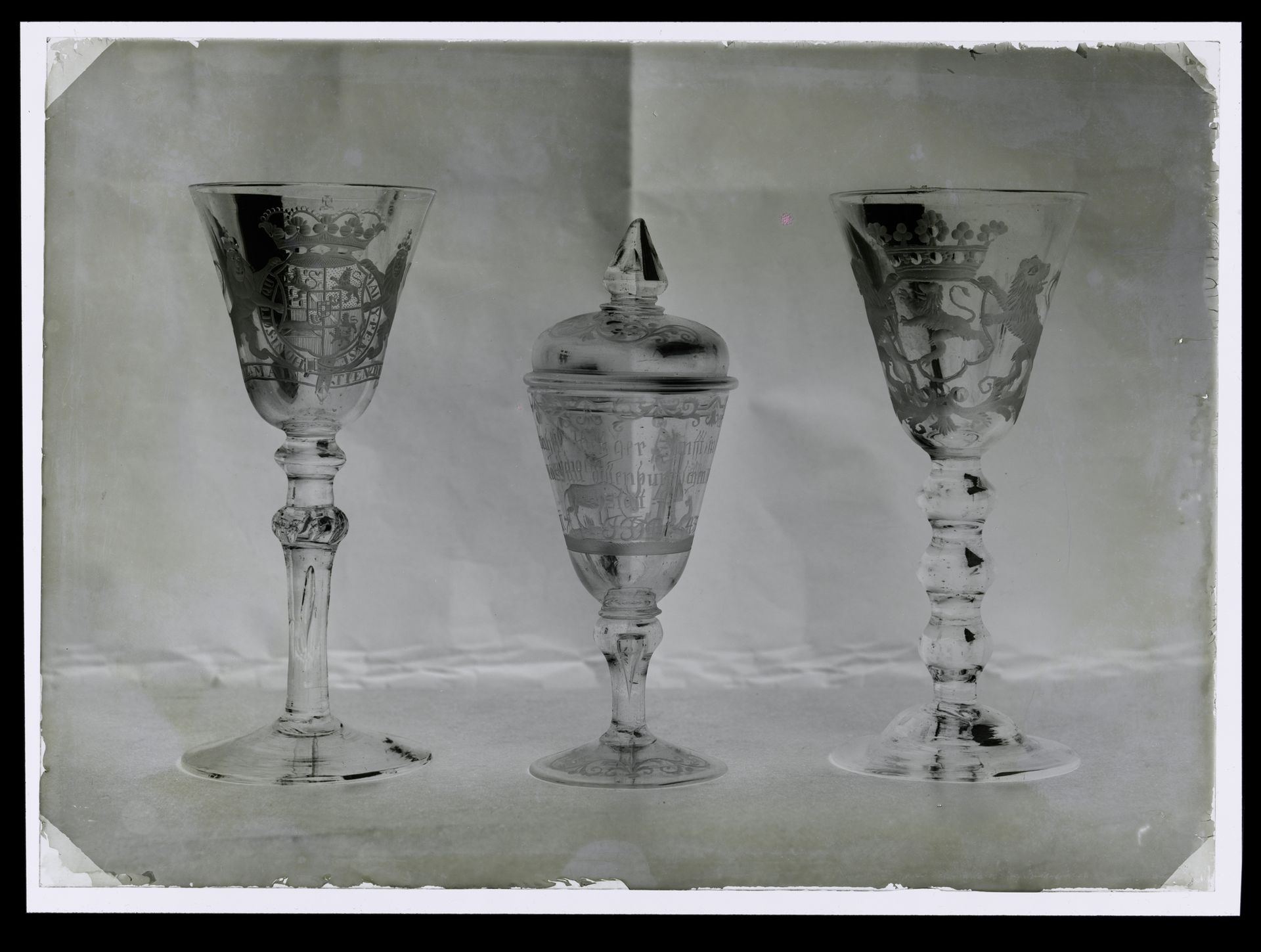 Drie gedecoreerde drinkglazen by Laurens Lodewijk Kleijn