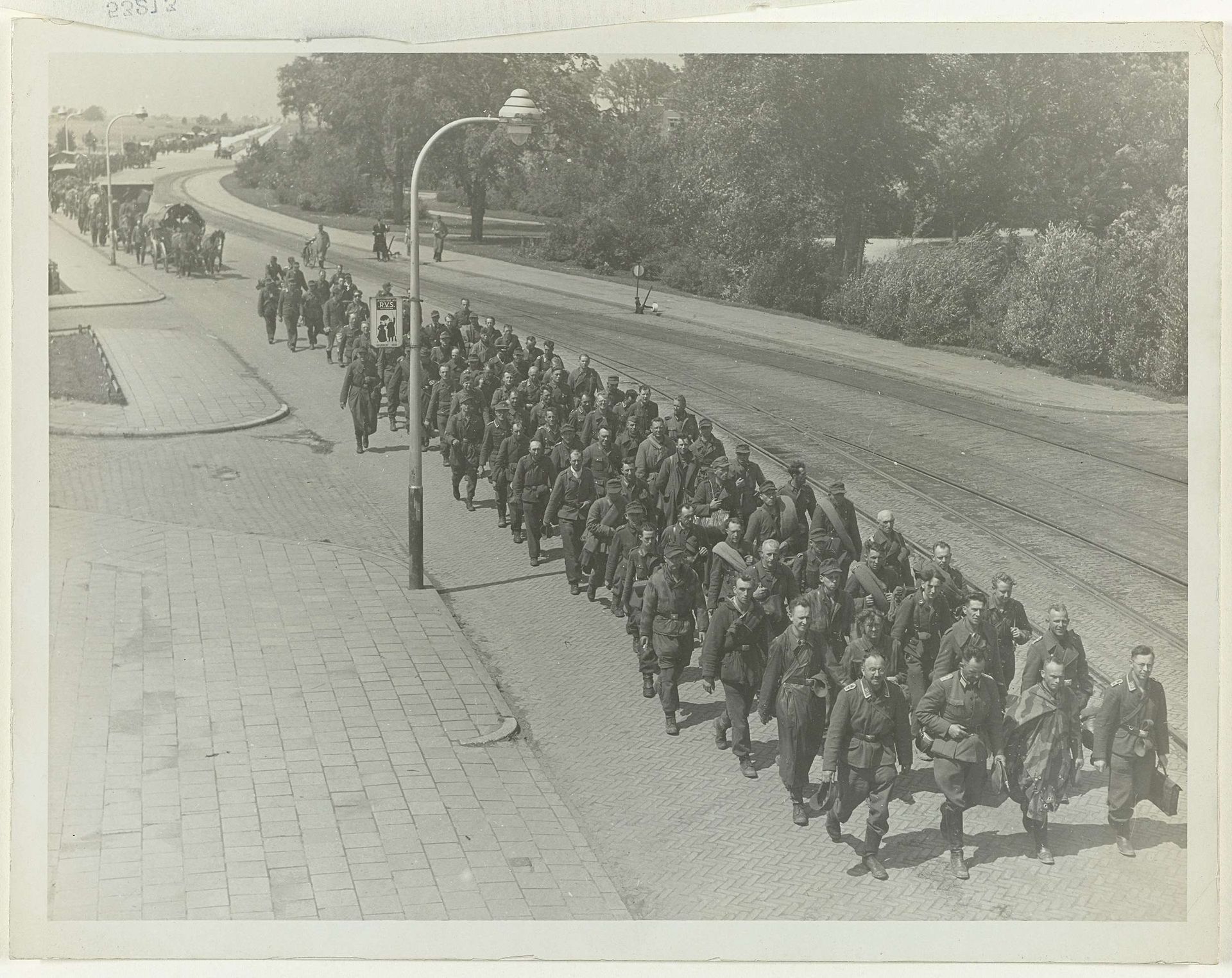 Duitse soldaten verlaten Nederland by Canadian Army Overseas Photo/ Holland