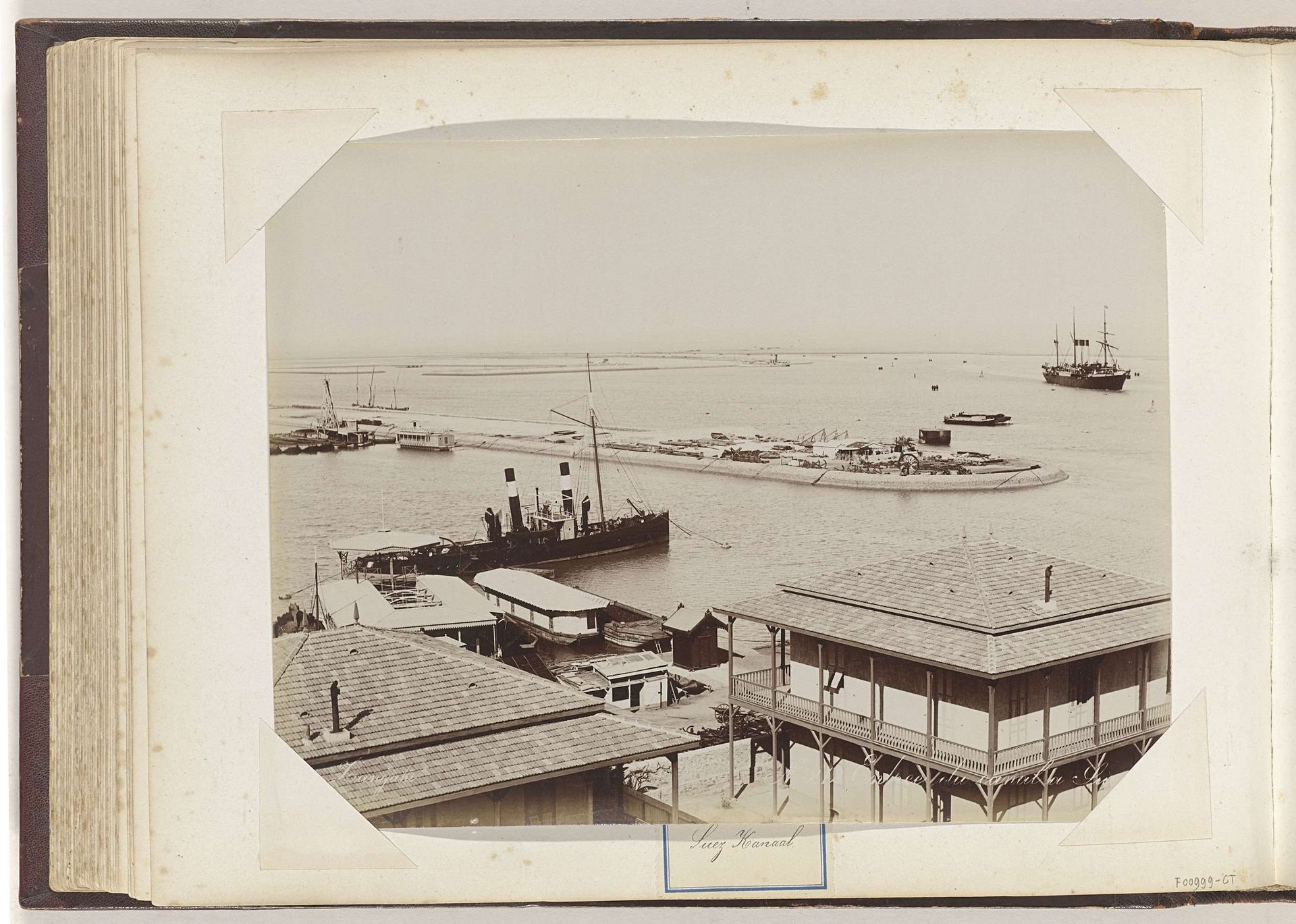 Gezicht op de ingang van het Suezkanaal by C. & G. Zangaki