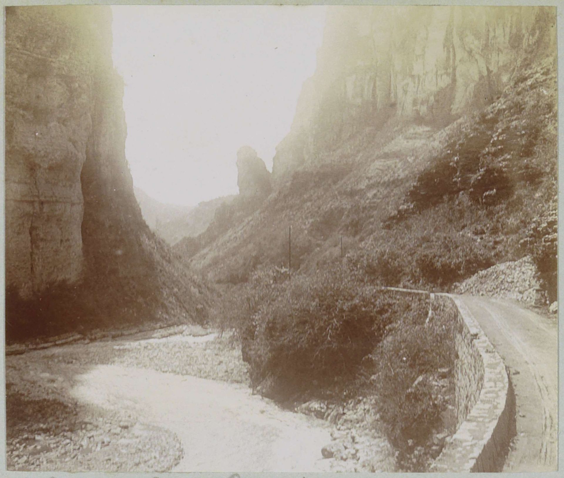 Weg en rivier in een kloof van de Gorges du Cians in de Alpes-Maritimes by Delizy