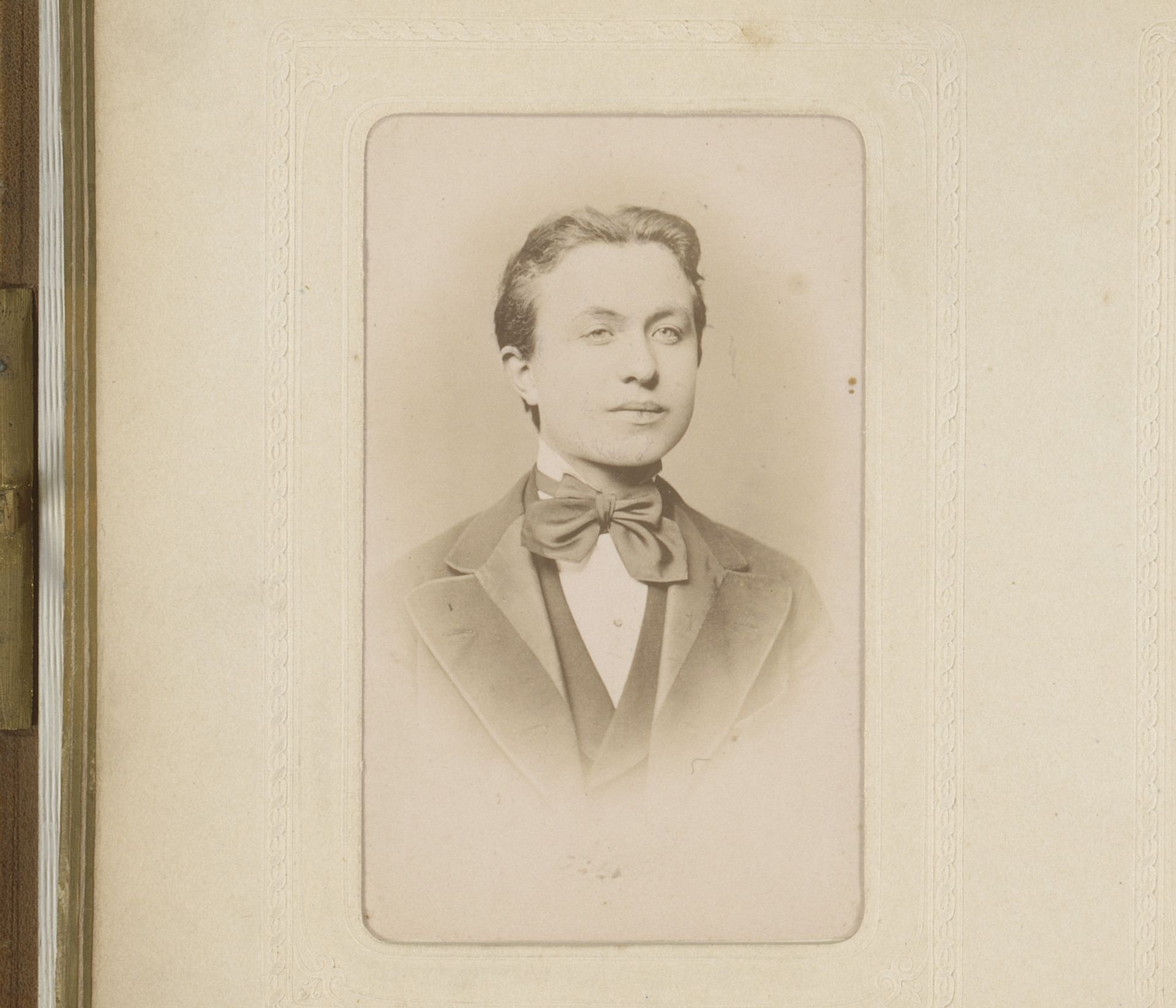 Portret van een jonge man met vlinderstrik by Ferdinand Dürr