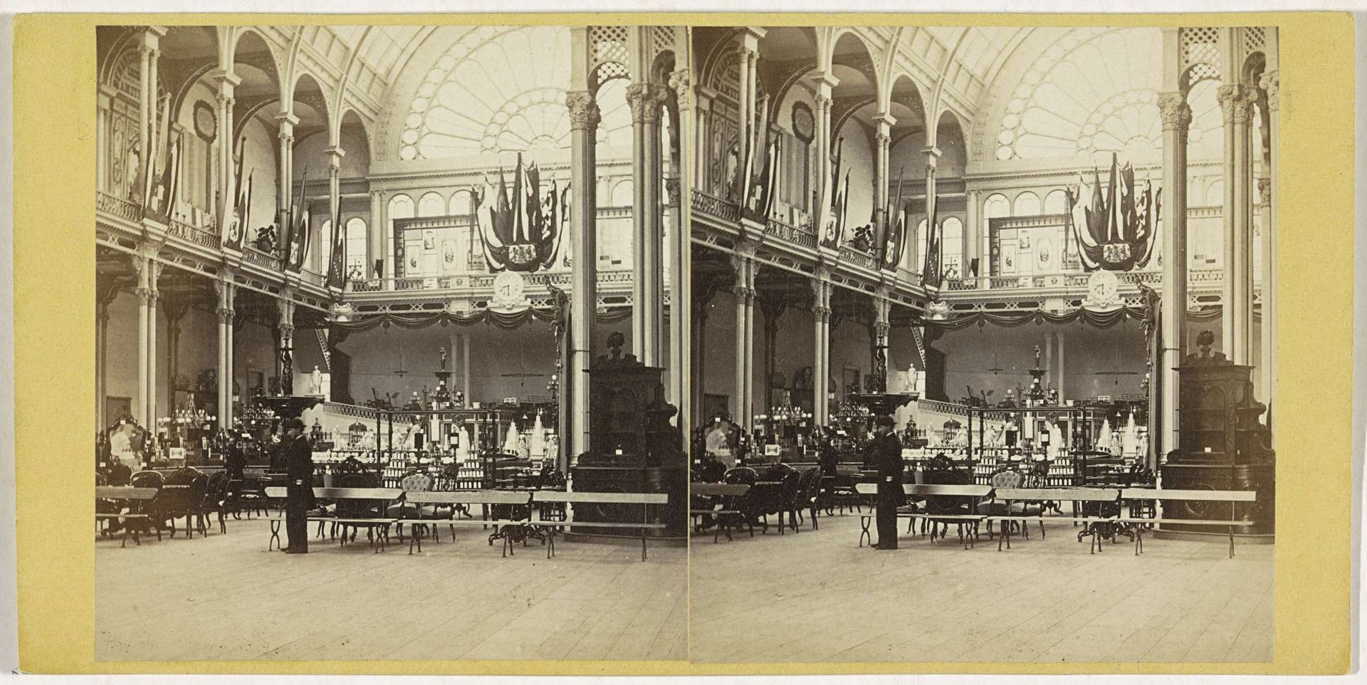 Zaal met uitgestalde objecten bij de Tentoonstelling voor Nationale Nijverheid in het Paleis voor Volksvlijt, Amsterdam by Anonymous