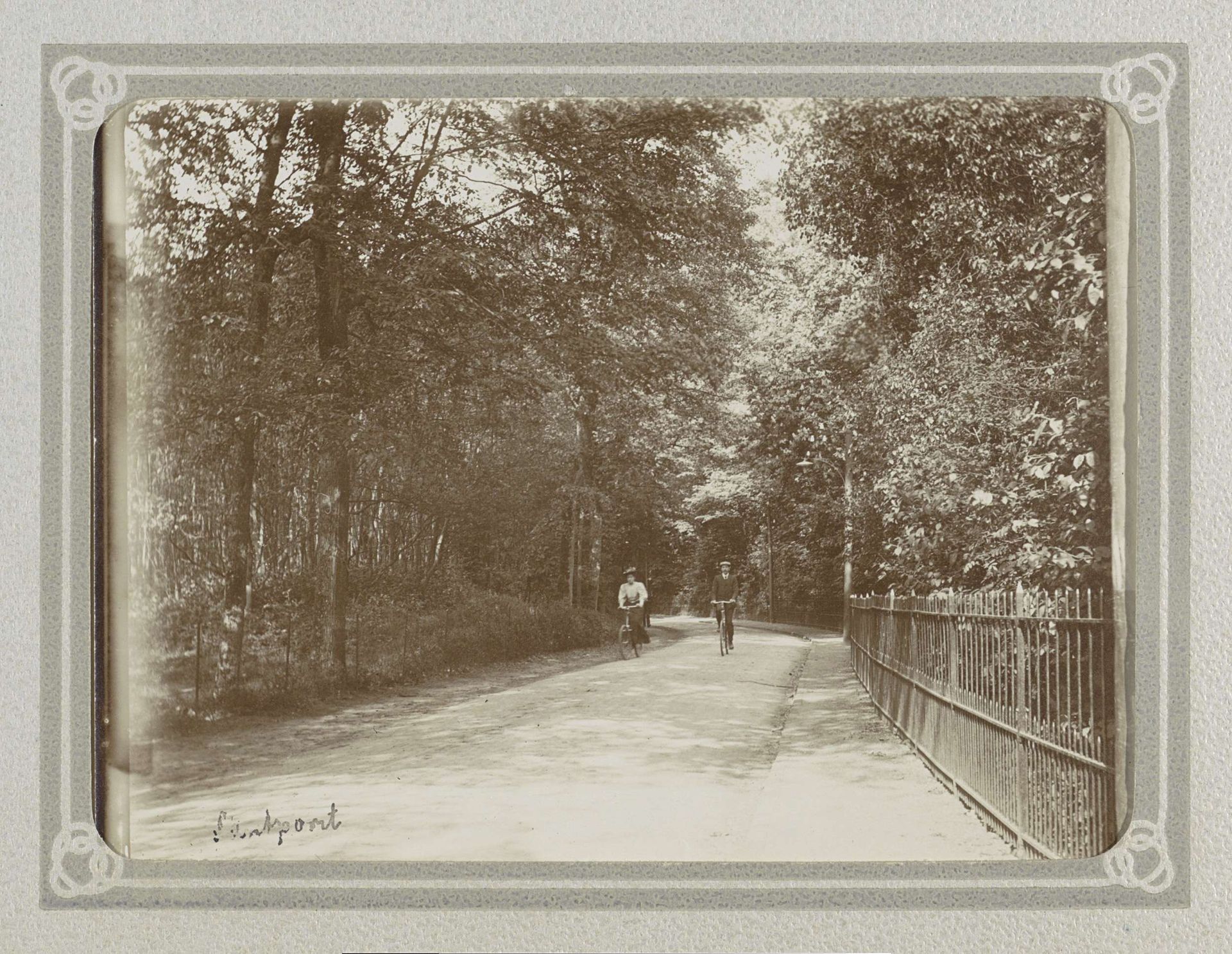 Fietsende man en vrouw in Santpoort by Folkert Idzes de Jong