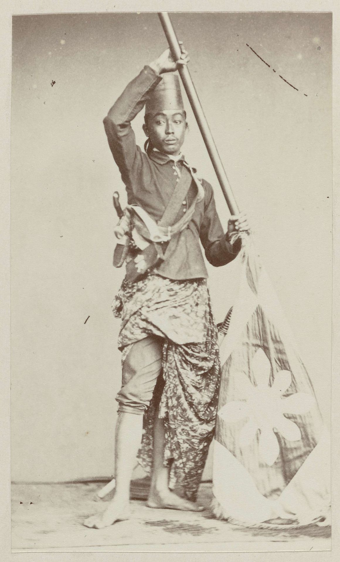 Portret van een vaandeldrager by Woodbury & Page
