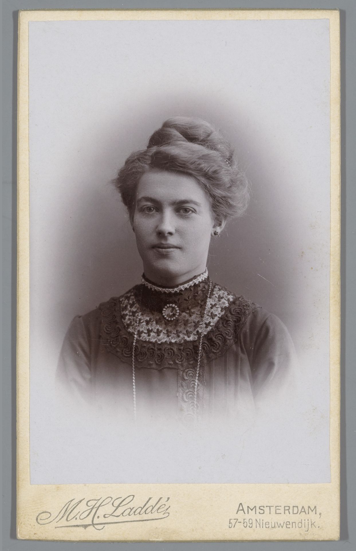 Portret van een onbekende vrouw by Machiel Hendricus Laddé