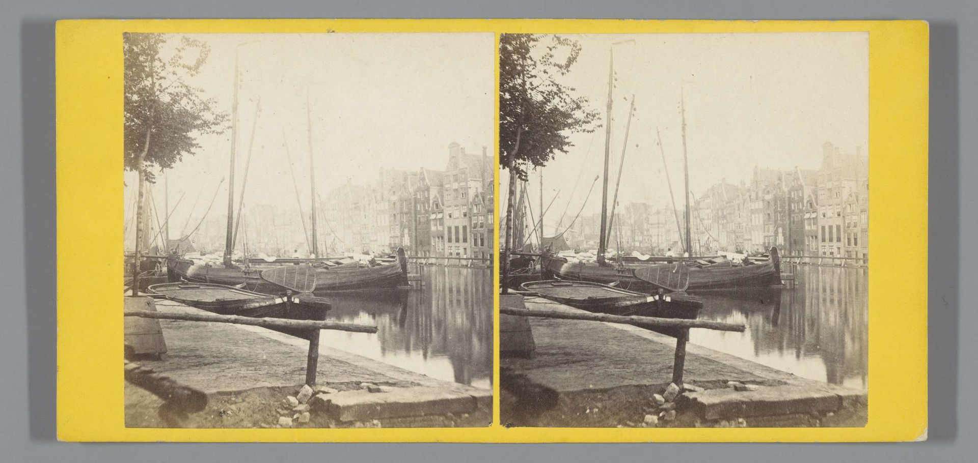 Gezicht op het Damrak in Amsterdam by Pieter Oosterhuis