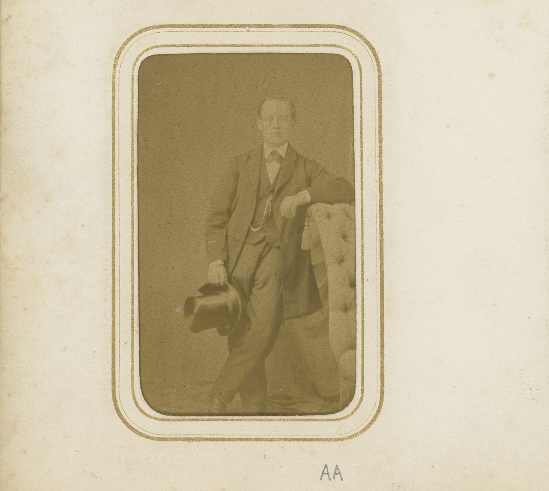 Portret van een staande man met hoge hoed by Simon van Caspel