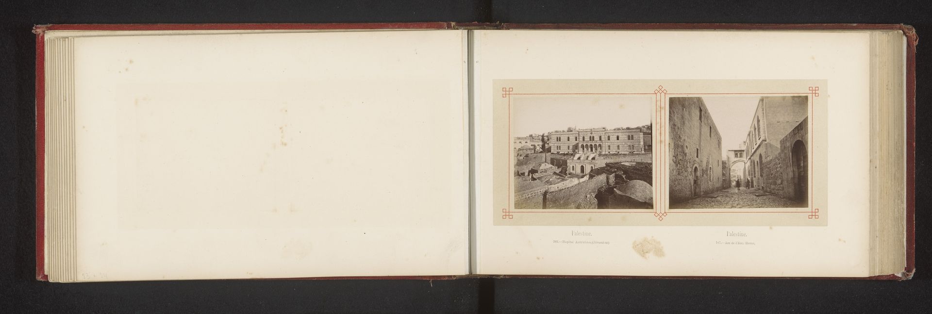 Gezicht op een ziekenhuis by Félix Bonfils