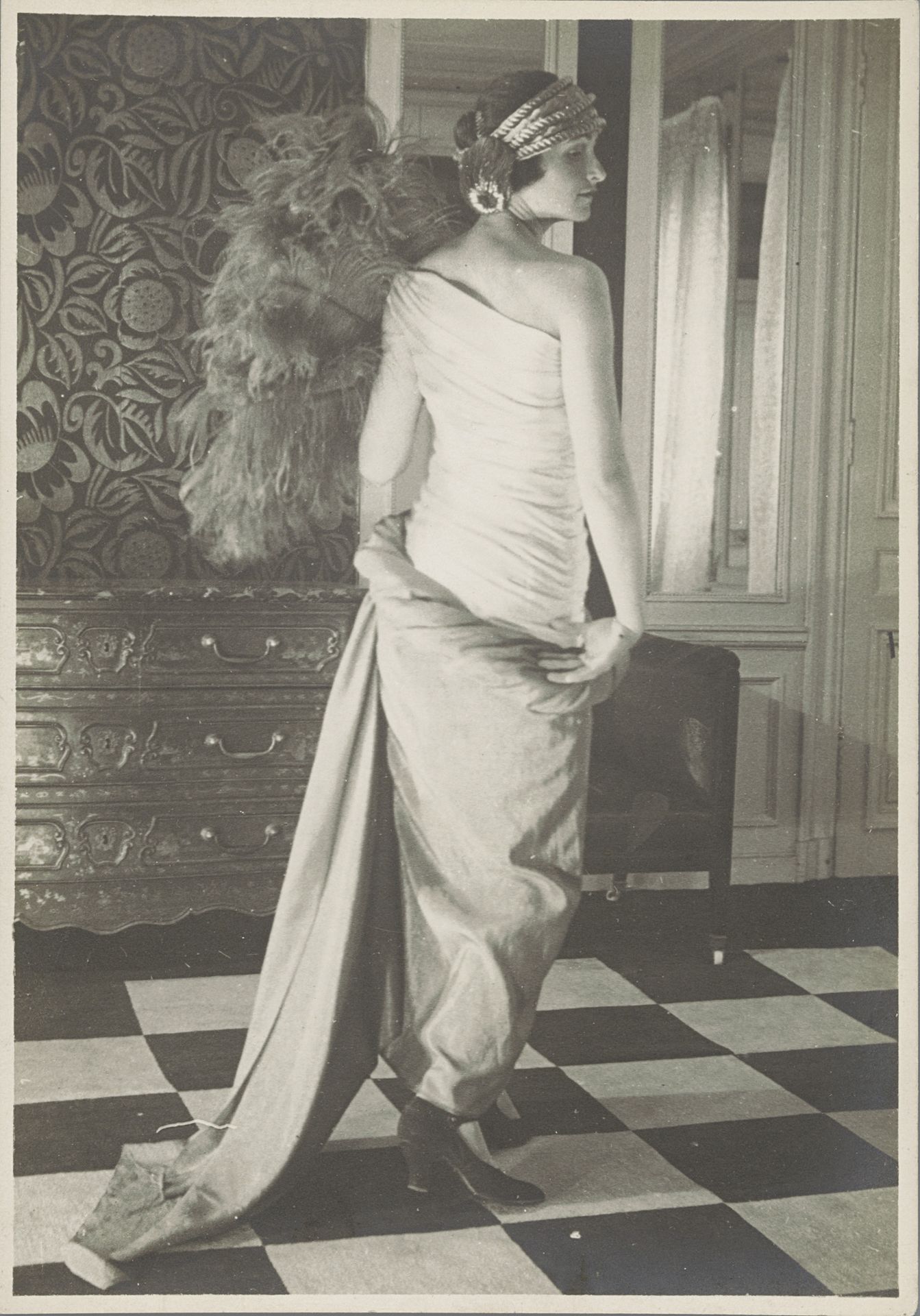 Modefoto van een vrouw in een jurk van Paul Poiret, Parijs by Anonymous