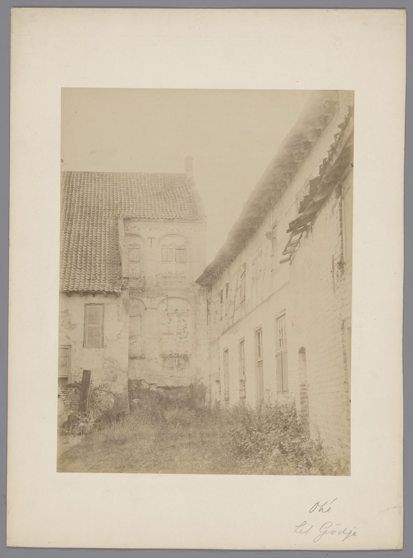 Binnenplaats van Kasteel het Geudje te Ohé en Laak by anoniem (Monumentenzorg)