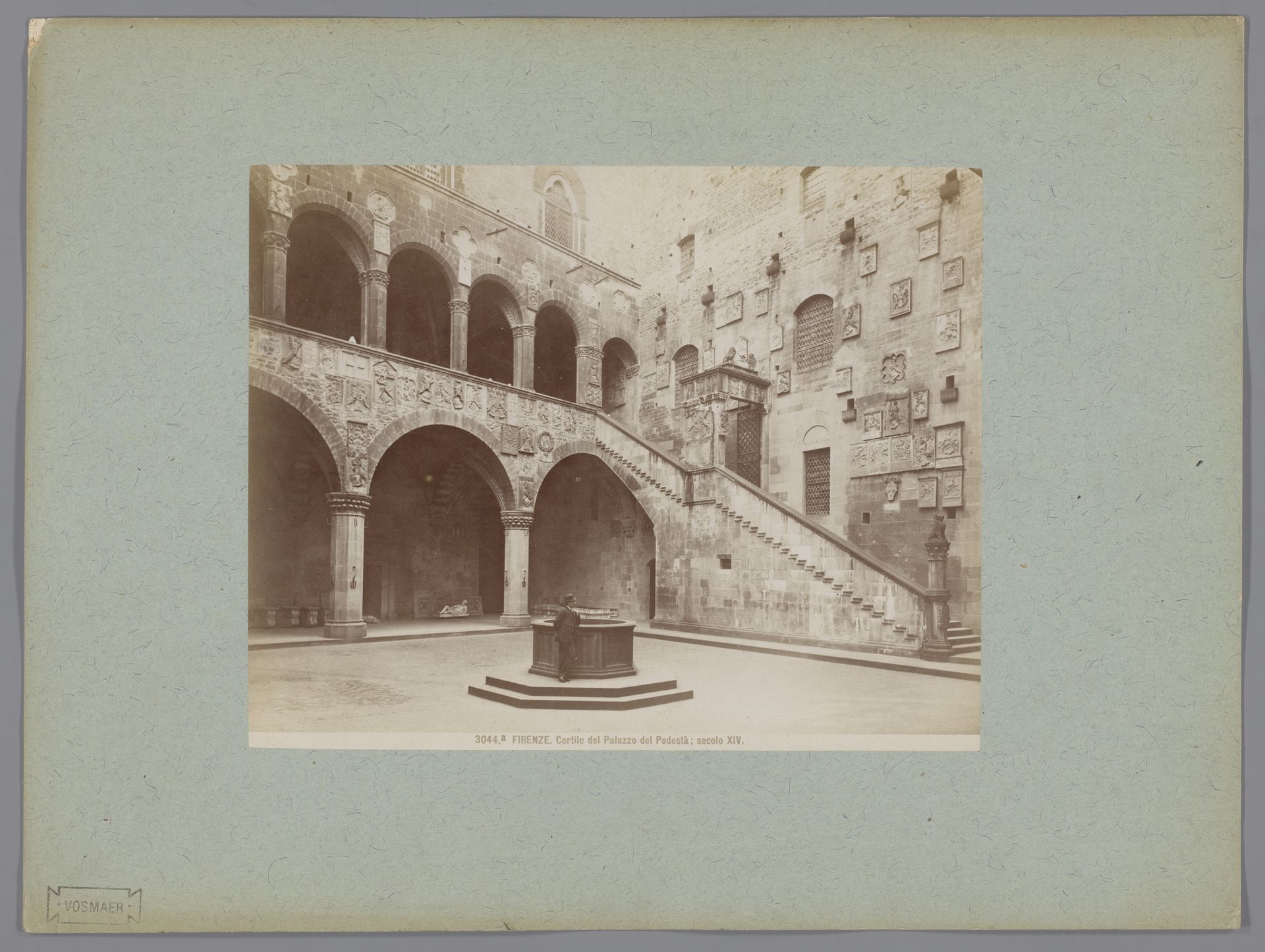 Binnenplaats van het Palazzo del Podestà te Florence, Italië by Giacomo Brogi