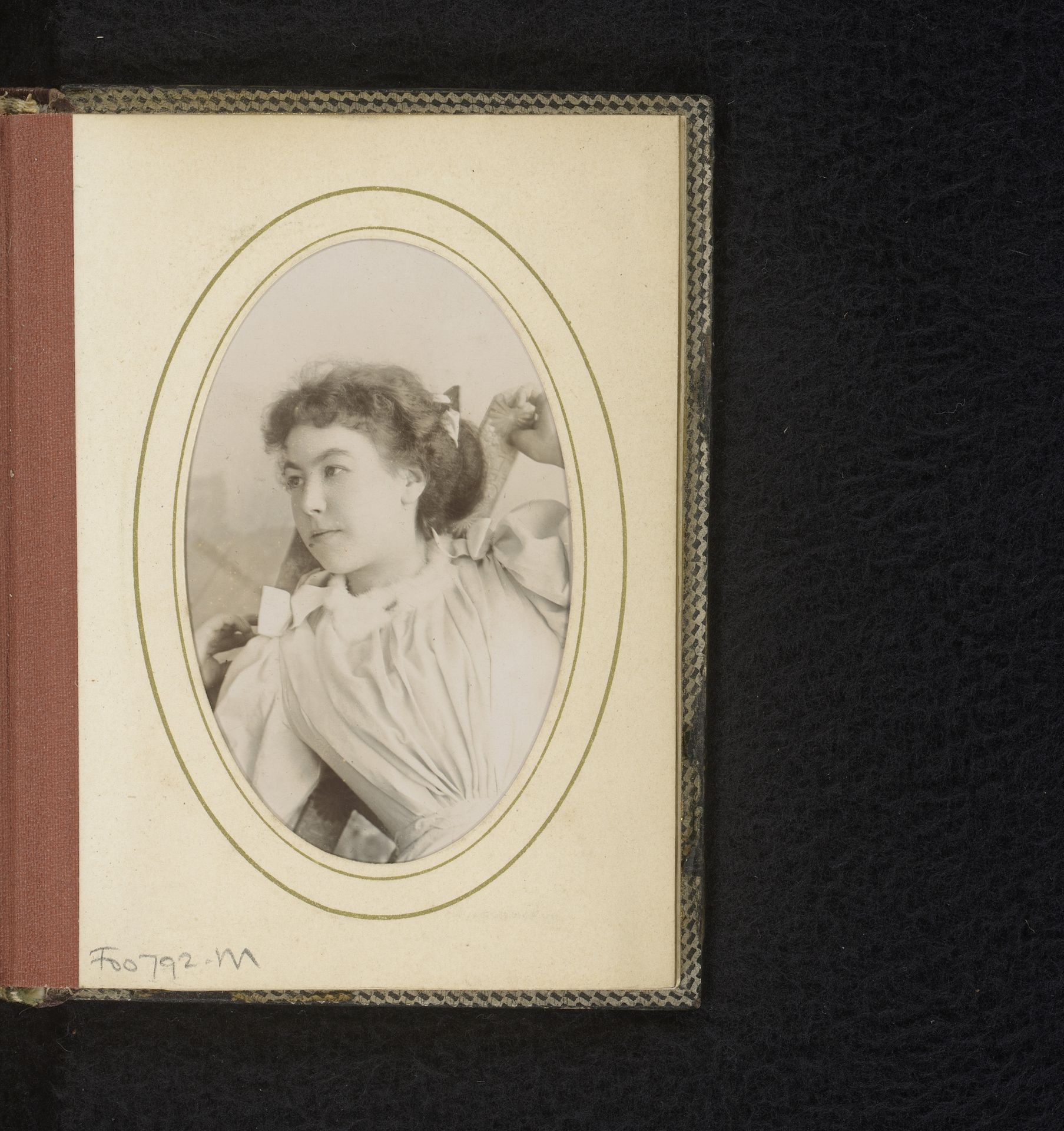 Portret van een jonge vrouw by A.B. Caufman