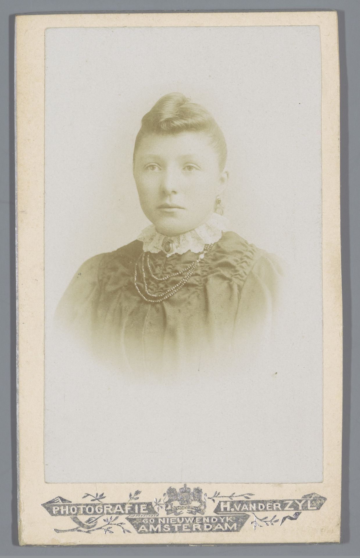 Portret van Trui Hendriks by H. van der Zijl