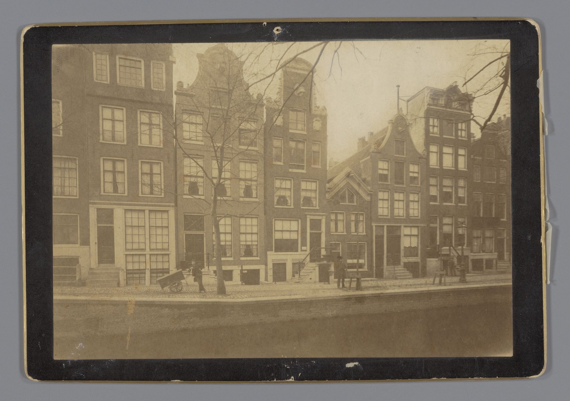 Gezicht op woningen aan een gracht te Amsterdam by Sophia Herz
