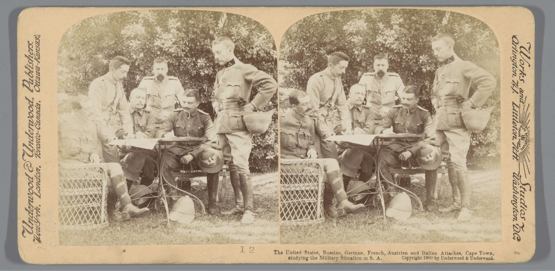 Portret van een groep onbekende militairen rondom een tafel by Anonymous