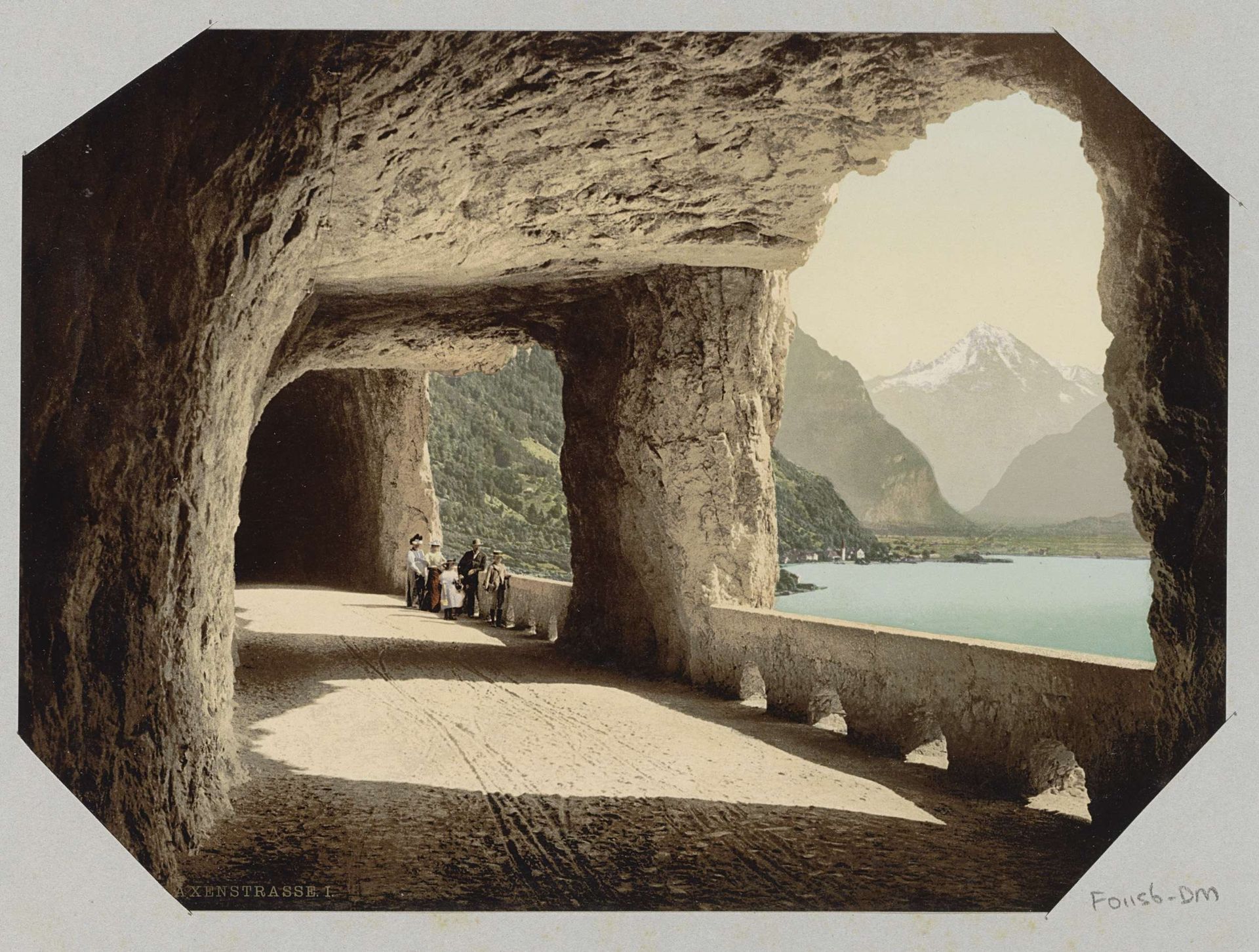 Tunnel op de Axenstrasse te Zwitserland by Photochrom Zürich