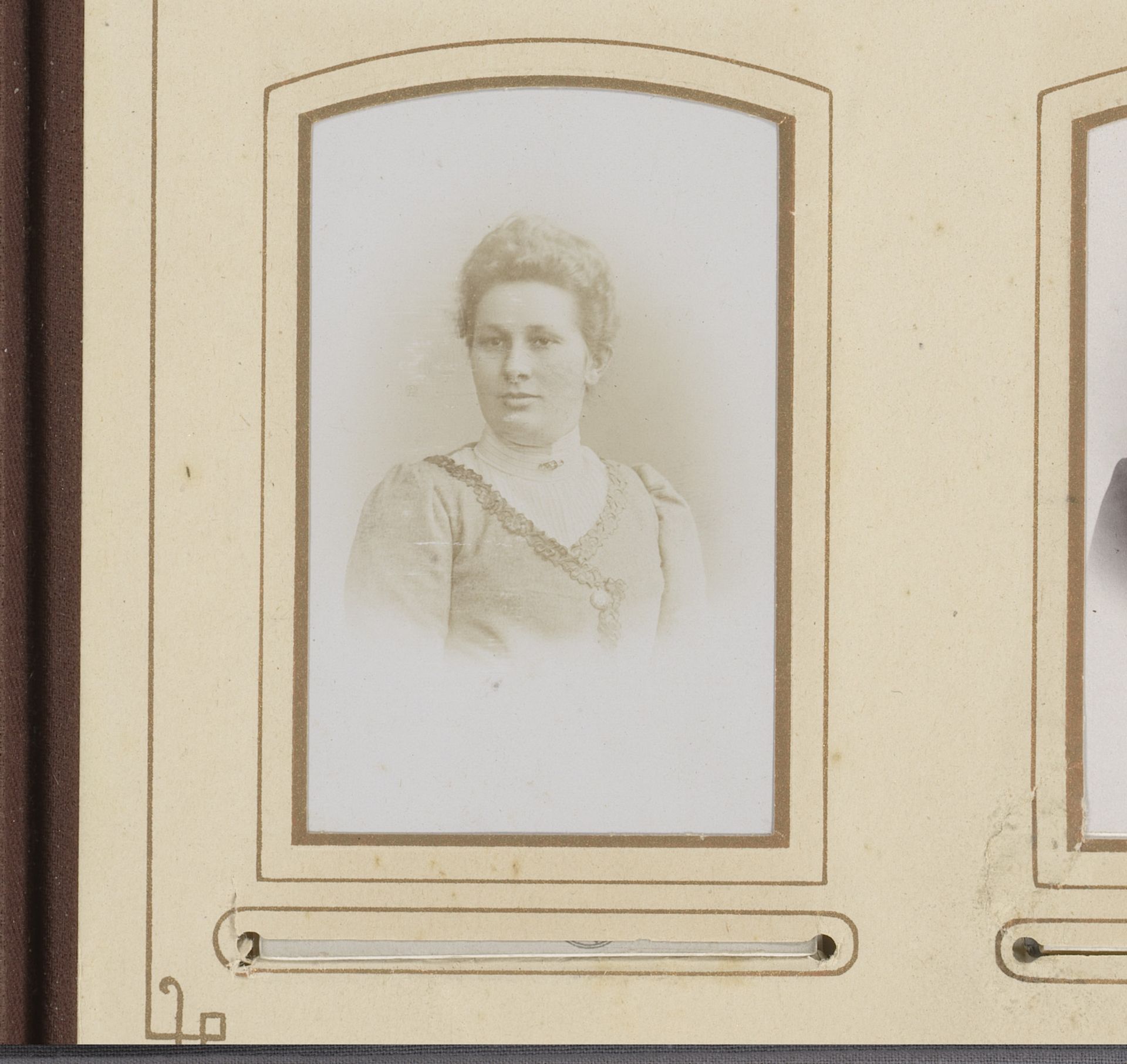 Portret van een vrouw by A. Jandorf & Co.