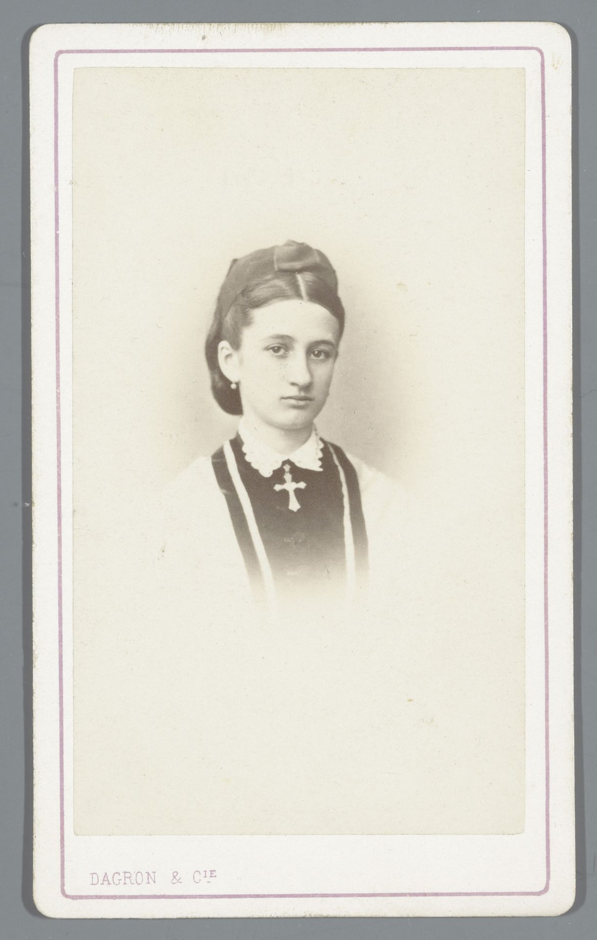 Portret van een onbekende vrouw by Dagron et Cie.