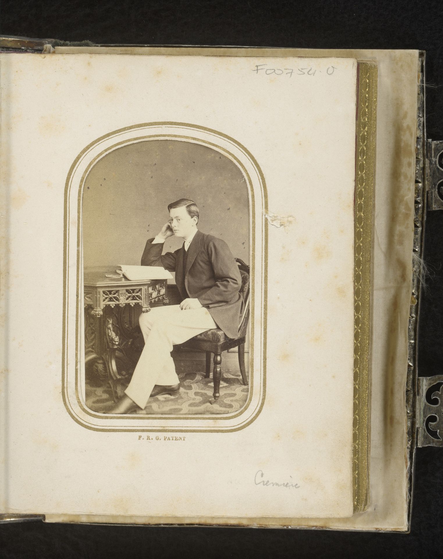 Portret van een jongeman, zittend aan een tafel met boeken by L. Cremière et Cie.