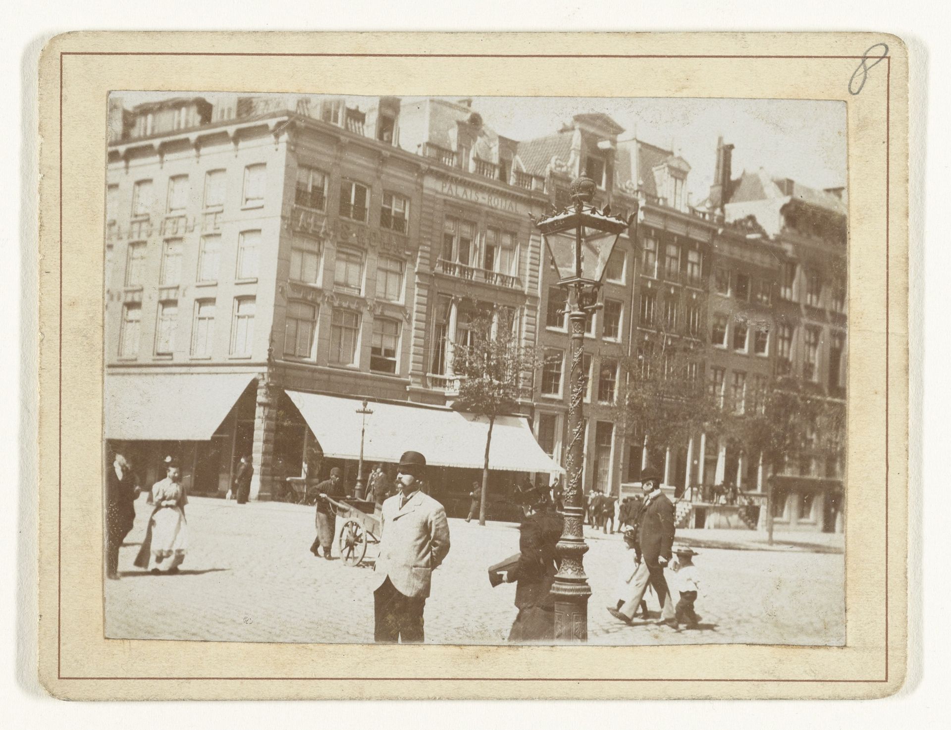 Gezicht op de hoek Paleisstraat en de Nieuwezijds Voorburgwal te Amsterdam by Anonymous