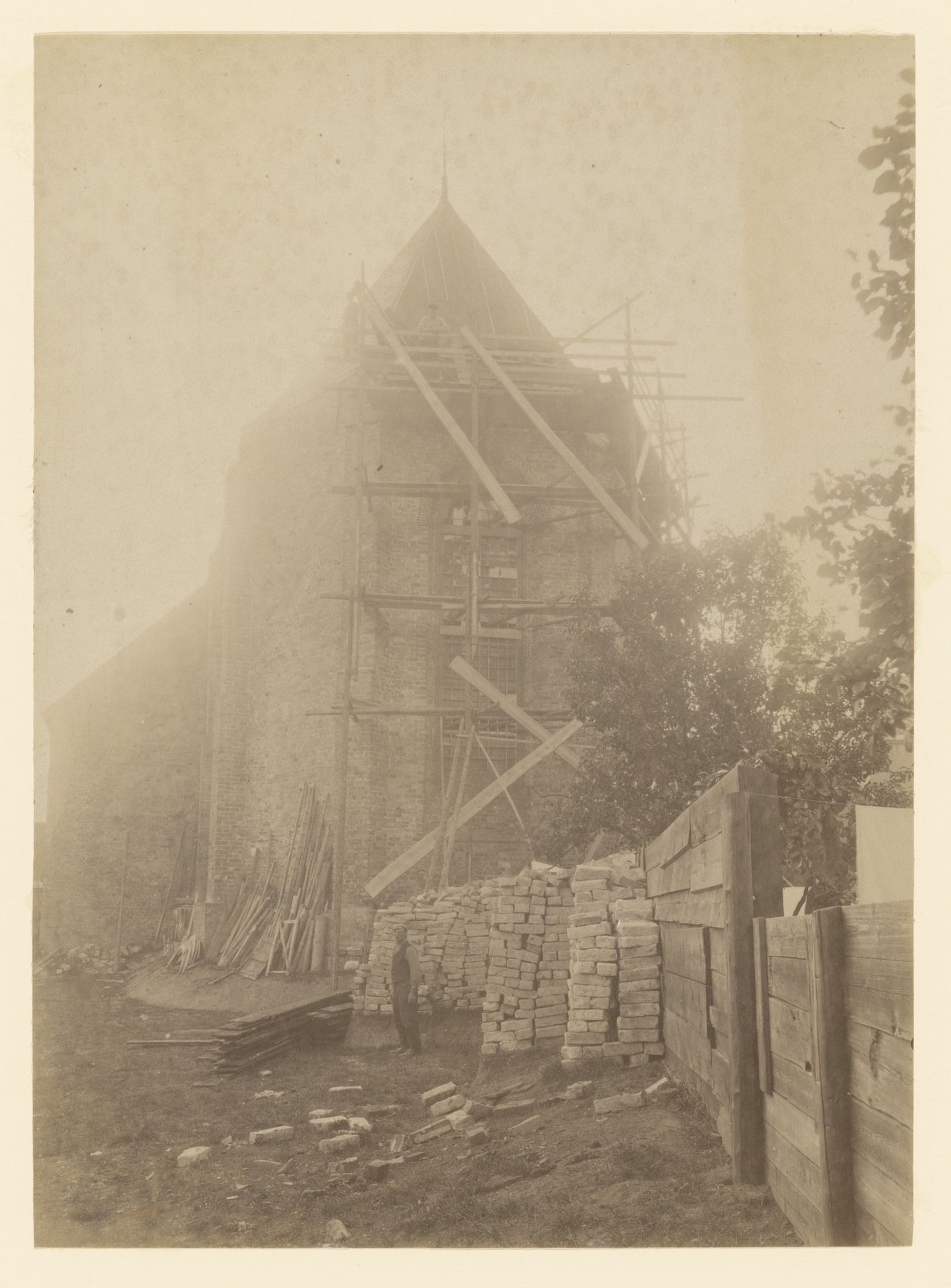Broerekerk te Bolsward, tijdens herstel- of restauratiewerkzaamheden by anoniem (Monumentenzorg)