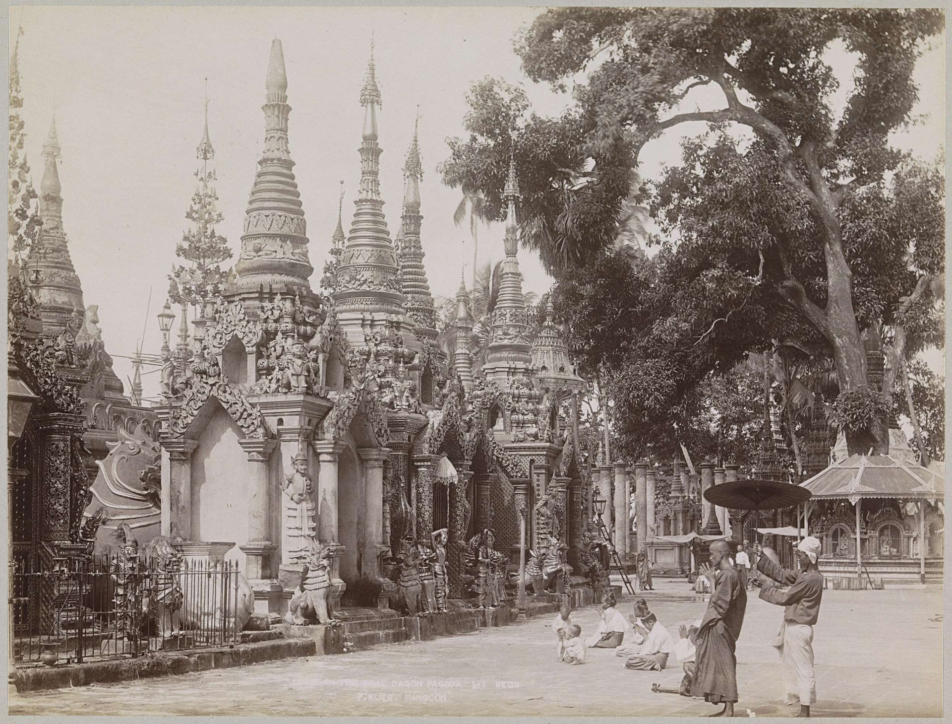 Biddende mensen bij de Shwedagon Pagode, Rangoon by P. Klier